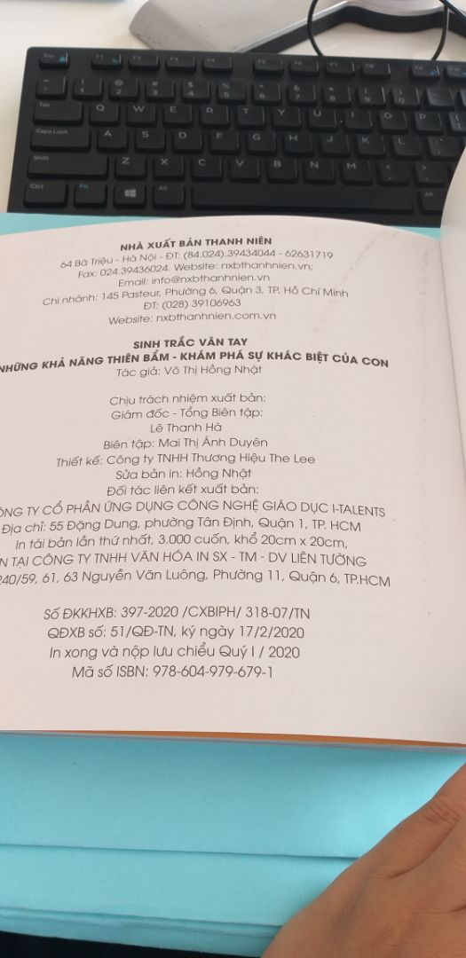 Sách có dán phía sau, ghi chú rõ ràng là đóng hộp sang trọng nhưng không có. Sách dơ và bị bong miếng kính ở ngoài một số chỗ.
Về cách trình bày thì mình chỉ cho 3 sao. Chữ trình bày to nên đọc rất dễ bị nhức mắt. Hình quá nhiều, rườm rà không cần thiết. Sách cho người lớn đọc nhưng cách trình bày thì giống cho trẻ đọc hơn.
Mình chưa đánh giá về nội dung vì chưa đọc.