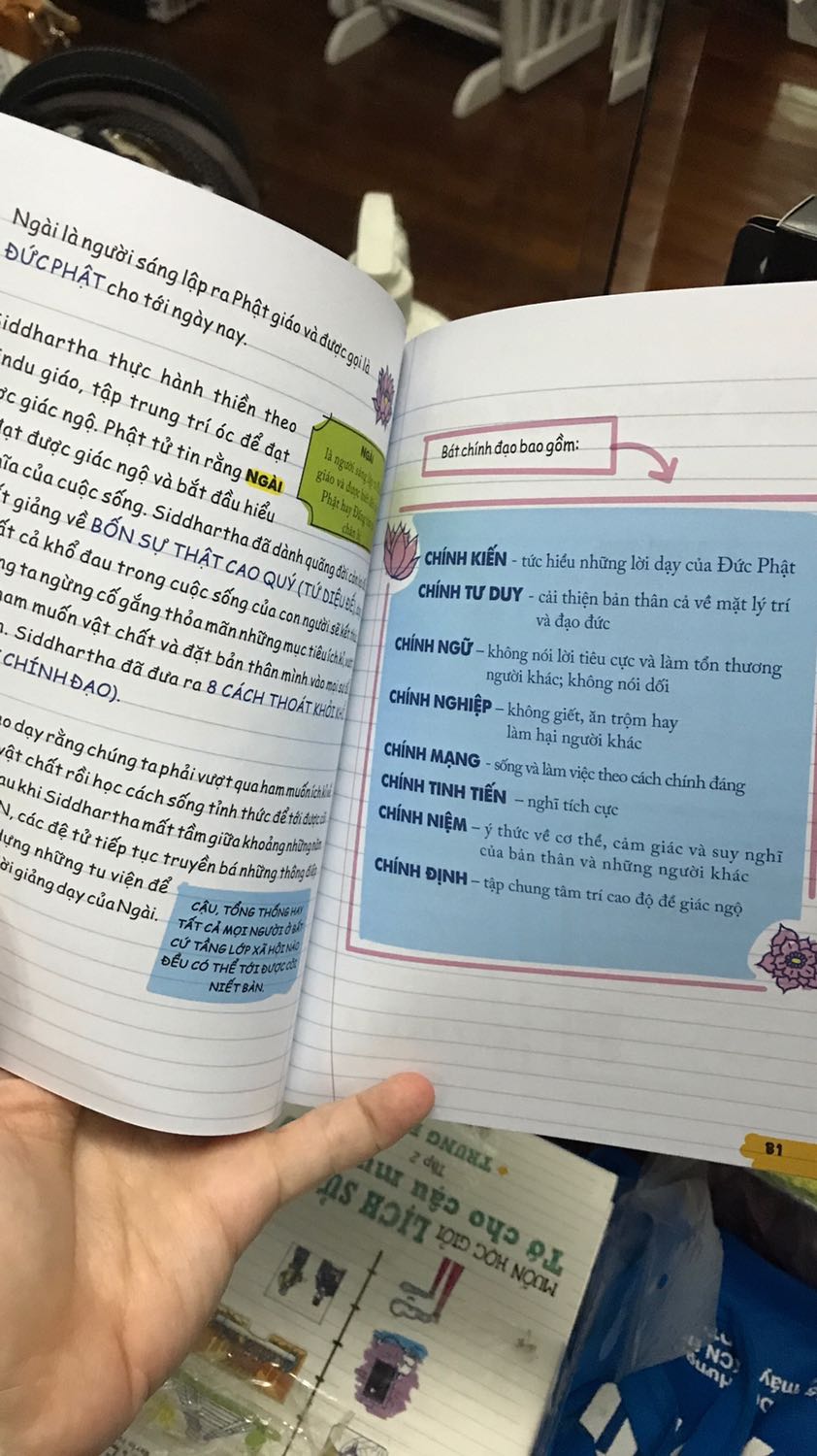 Đây sẽ là bộ sách gối đầu giường của mình về chủ đề lịch sử, viết dưới dạng vở ghi chép, có biểu đồ thời gian, bản đồ và hình minh hoạ màu sắc tươi sáng. Bộ sách gồm 3 cuốn theo trình tự thời gian, sách được bọc màng nilon nguyên vẹn. Mình rất thích bộ sách này.