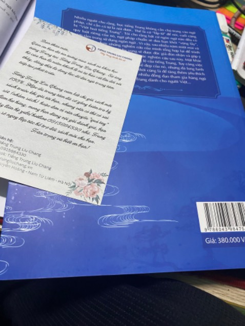 Vô tình xem clip thầy giảng ở trên mạng rất hay nên biết tới cuốn này. Sách rất đẹp, thơm mùi sách mới, nội dung về ngữ pháp tương đối đầy đủ.Đóng gói rất chỉn chu. Cám ơn thầy và trung tâm.