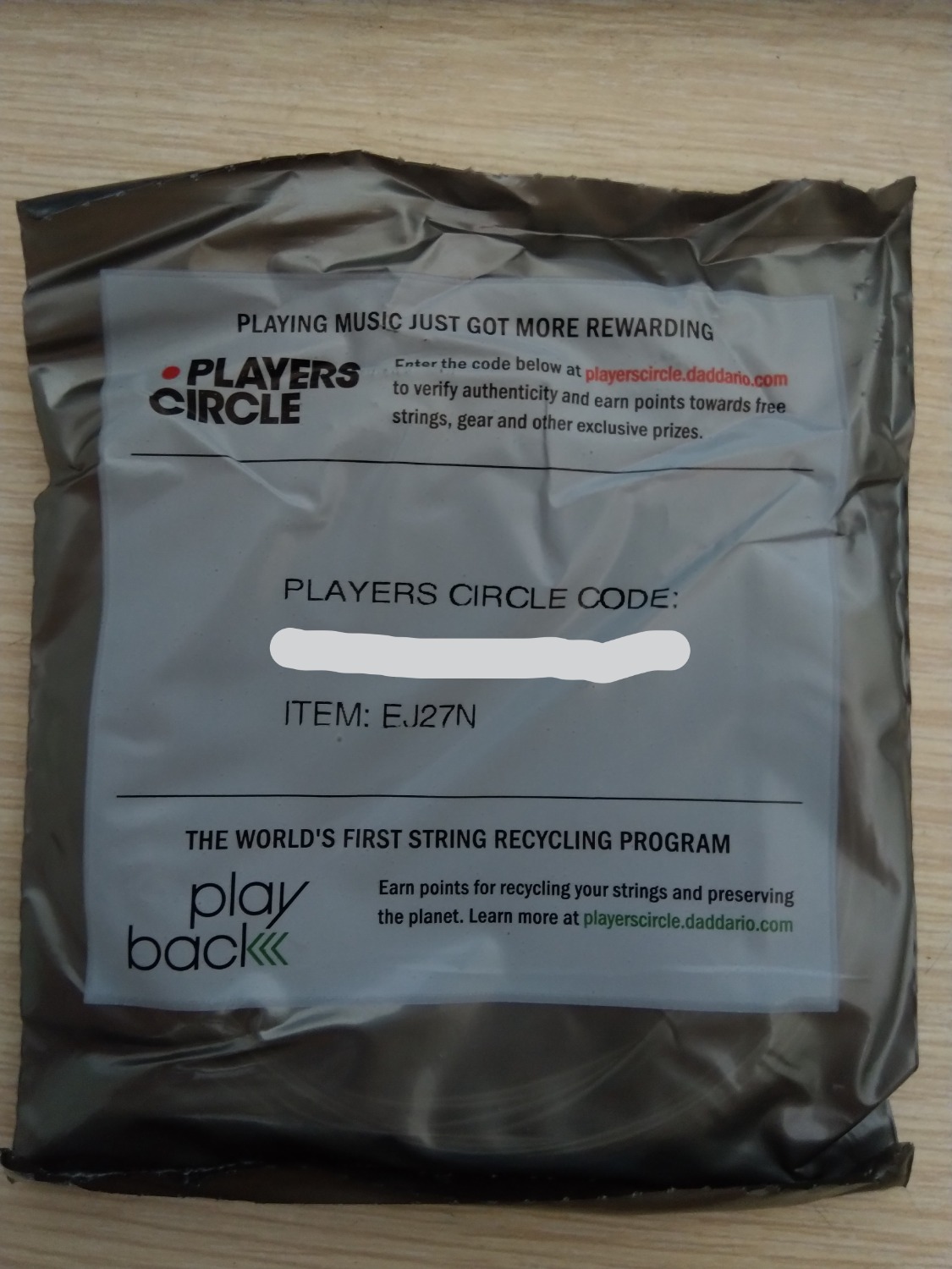 Dây d'addario này là chính hãng vì đã check mã số trên website của d'addario. Bao bì còn nguyên seal và bịch chứa dây còn kín khí nên không lo về chất lượng. 
Tiki suýt thì quên mất đơn hàng này, mình phải liên hệ với bộ phận hỗ trợ nhưng được cái phản hồi cũng nhanh và giao cho đơn vị vận chuyển trong ngày luôn nên không bị trễ hẹn.