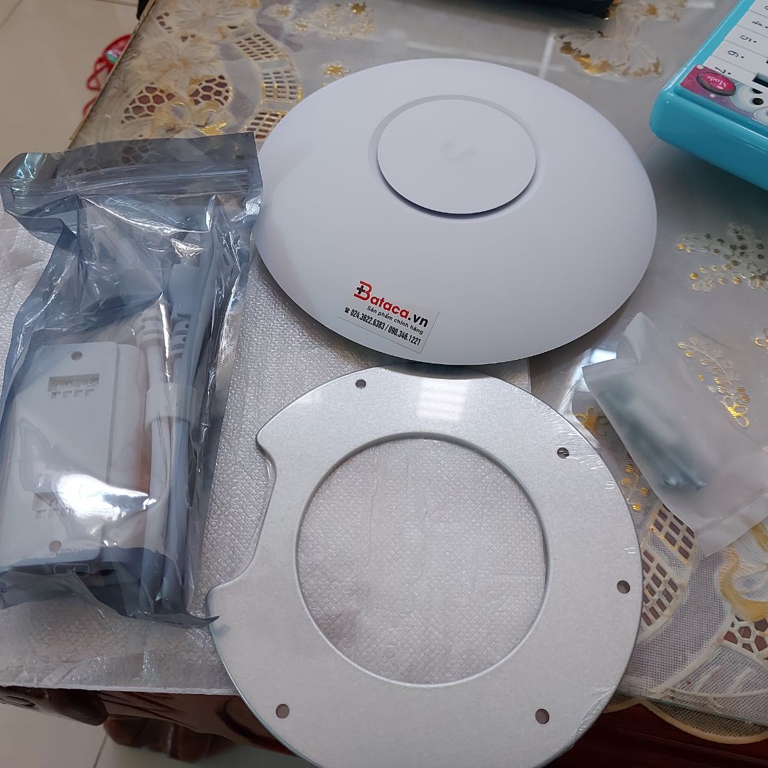 nhà bán giao hàng thiếu linh kiện, sản phẩm không có hộp của hãng!