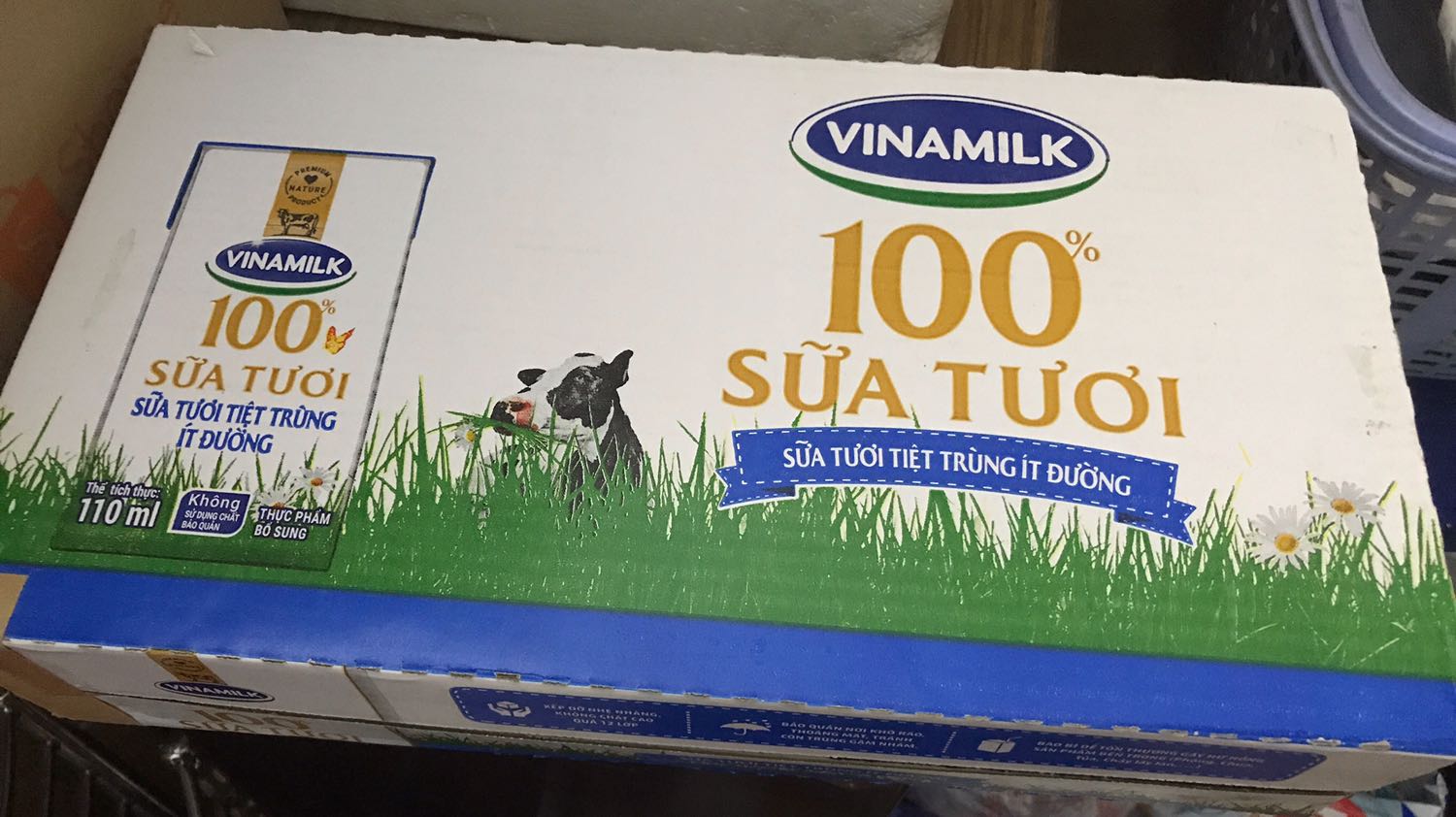 Được làm từ 100% sữa bò tươi nguyên chất từ những nông trại rộng lớn trải dài khắp Việt Nam, giàu các dưỡng chất tự nhiên, tươi ngon & bổ dưỡng.
• Bổ sung Vitamin D3 theo chuẩn EFSA Châu Âu giúp hỗ trợ miễn dịch, cho cả gia đình thêm khỏe mạnh để luôn sẵn sàng làm tốt những công việc quan trọng mỗi ngày.
Sản phẩm tốt chất lượng, uy tín, hạn sử dụng lâu, có dịp sẽ mua ủng hộ tiếp