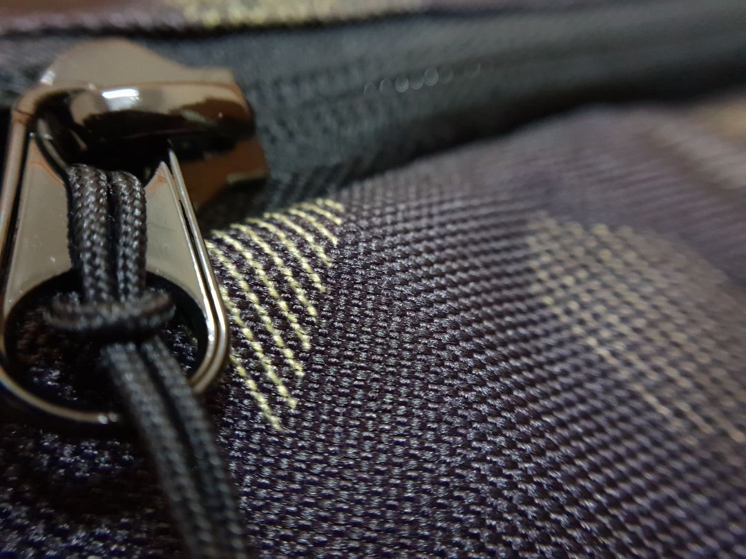 Sản phẩm đúng chính xác 100% với màu sắc và hình ảnh sản phẩm từ nhà cung cấp. Balo rộng, bao gồm một ngăn chính và nhiều ngăn nhỏ. Rất thuận tiện cho việc đi học hoặc đi du lịch. Khả năng chống nước đỉnh cao, khi đem  xối nước nhưng đồ bên trong vẫn khô và khả năng chống thấm tuyệt vời của sản phẩm làm cho không ướt balo. Túi đựng được nhiều quần áo, còn có một ngăn dưới đáy dùng cho việc để giày dép thuận tiện. Nói chung trong tầm giá 5*** VNĐ thì sản phẩm quá tuyệt vời. Hàng Việt Nam chất lượng cao! ❤