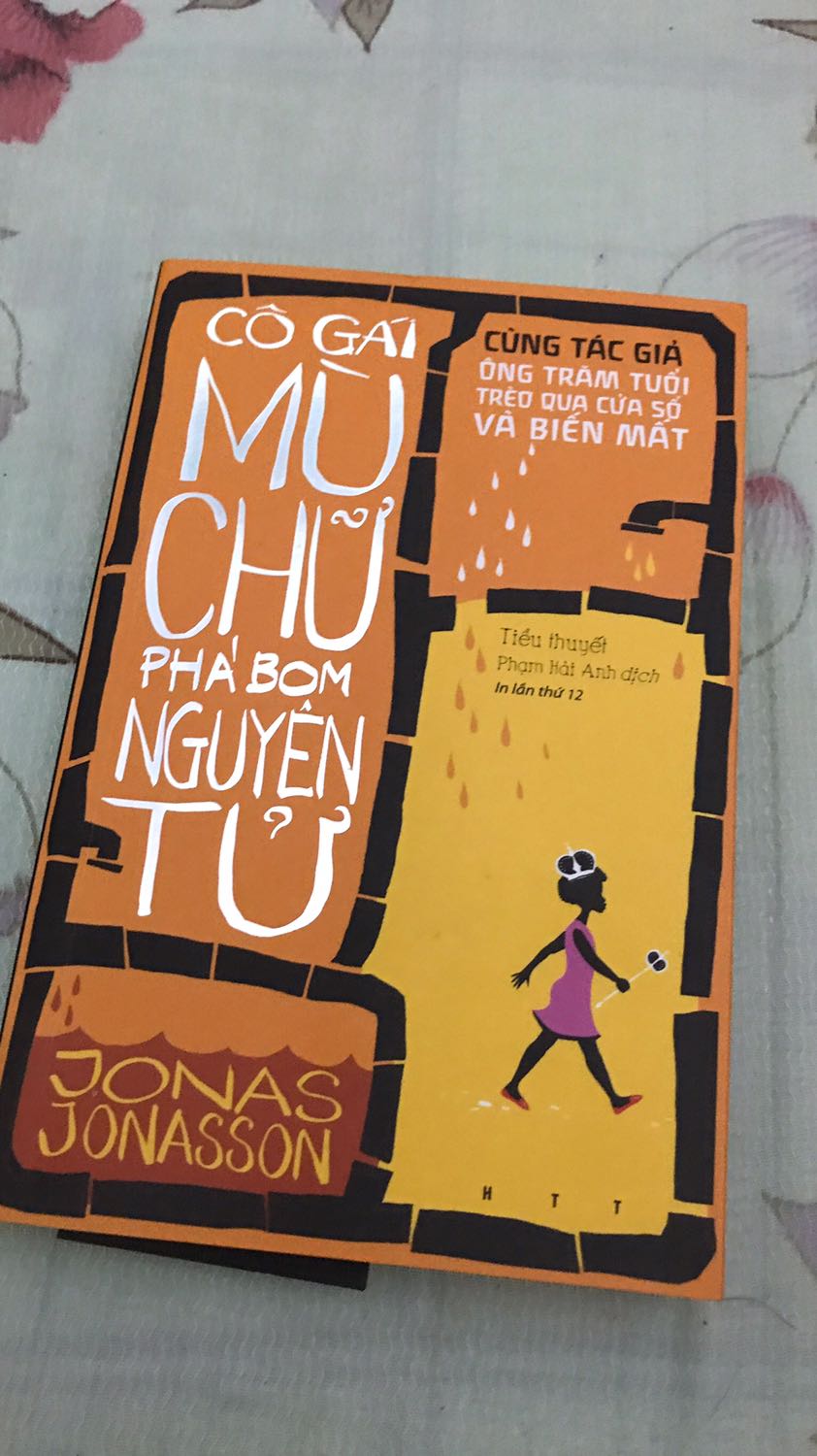 Giao nhanh. Sách mới nghe mùi giấy. Có bọc chống sốc. Lâu rồi mua k thấy bọc nhưng đợt vừa rồi có.. về nội dung thì k thể nào bằng tác phẩm đầu tay của jonas dc + hư cấu quá đà khi holger 1 lao từ trực thăng ở độ cao 600m xuóng đất, đập qua mái nhà rồi hạ cánh xuống hơn 5000 cái gối mà vẫn ok chỉ đau nhức sương sương.. từ 600m xuống đất thì 5000 chứ 5tr cái gối có lẽ cũng ngỏm.. so vs tp đầu tay thì chỉ dc 6/10. Nhưng xét về tổng quan thì truyện cũng khá ổn nên đọc :)