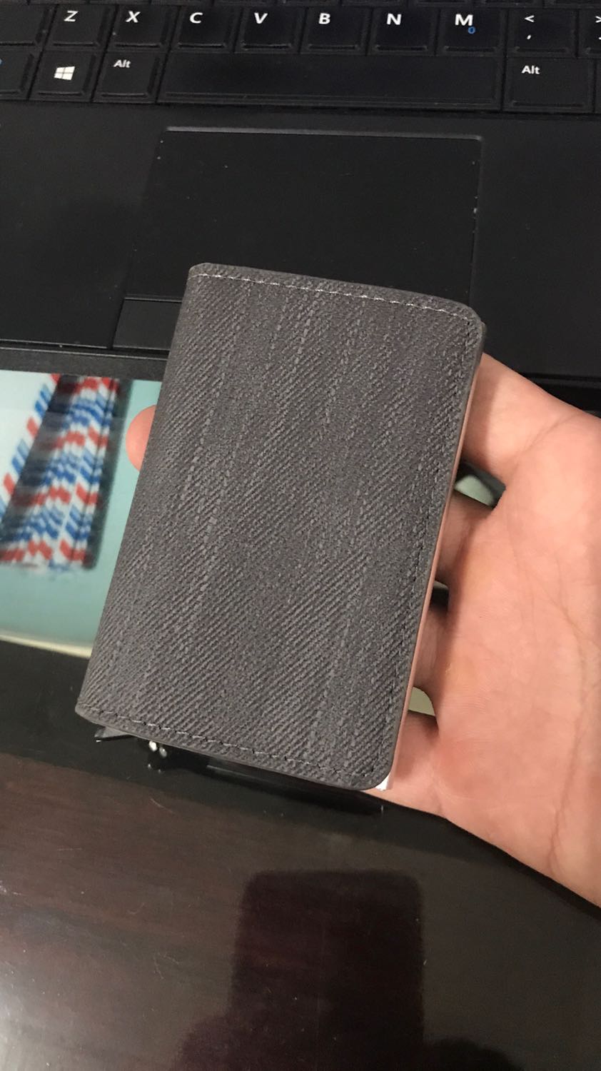 Ví da thiết kế độc đáo các bạn ạ. Mình dùng gần tháng rồi thấy sản phẩm quá là ok luôn. Đựng được nhiều thẻ. Vỏ da chắc chắn có ngăng đựng tiền. Thẻ được nhét trong hộp nhôm. Khi cần lấy ra ấn lẫy thẻ sẽ được đẩy ra theo thứ tự cao thấp rất là hay. Ví tốt mua ok.