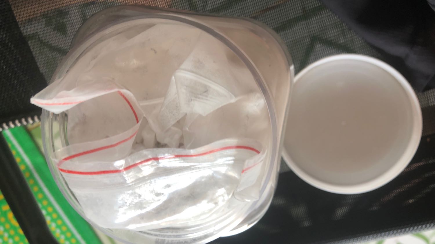 Ko hài lòng vì trong hình là hộp thuỷ tinh ,nắp nhôm mà mua thì lại là hũ nhựa