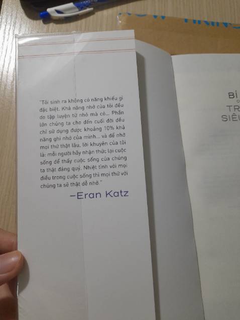 Mua sách của tiki nhiều lần rồi nhưng lần này nhận sách lại cực kì thất vọng. Sách bị móp các góc bìa và cả trong những trang sách. Nếu là sự cố do vận chuyển thì k trách còn đằng này sách bị lỗi ngay từ đầu như vậy mà vẫn giao cho khách đc? Mặc dù tiki có bao lại nhìn đỡ hơn nhưng đối với một người yêu sách mà nói thì khá là khó chịu khi nhìn quyển sách mình mong chờ lại bị như thế này. Cố gắng k nhìn đến tấm bìa nhưng khi đọc từng trang sách bị cấn bên trong như vậy lại càng khó chịu hơn. Nói chung là cực kì thất vọng.