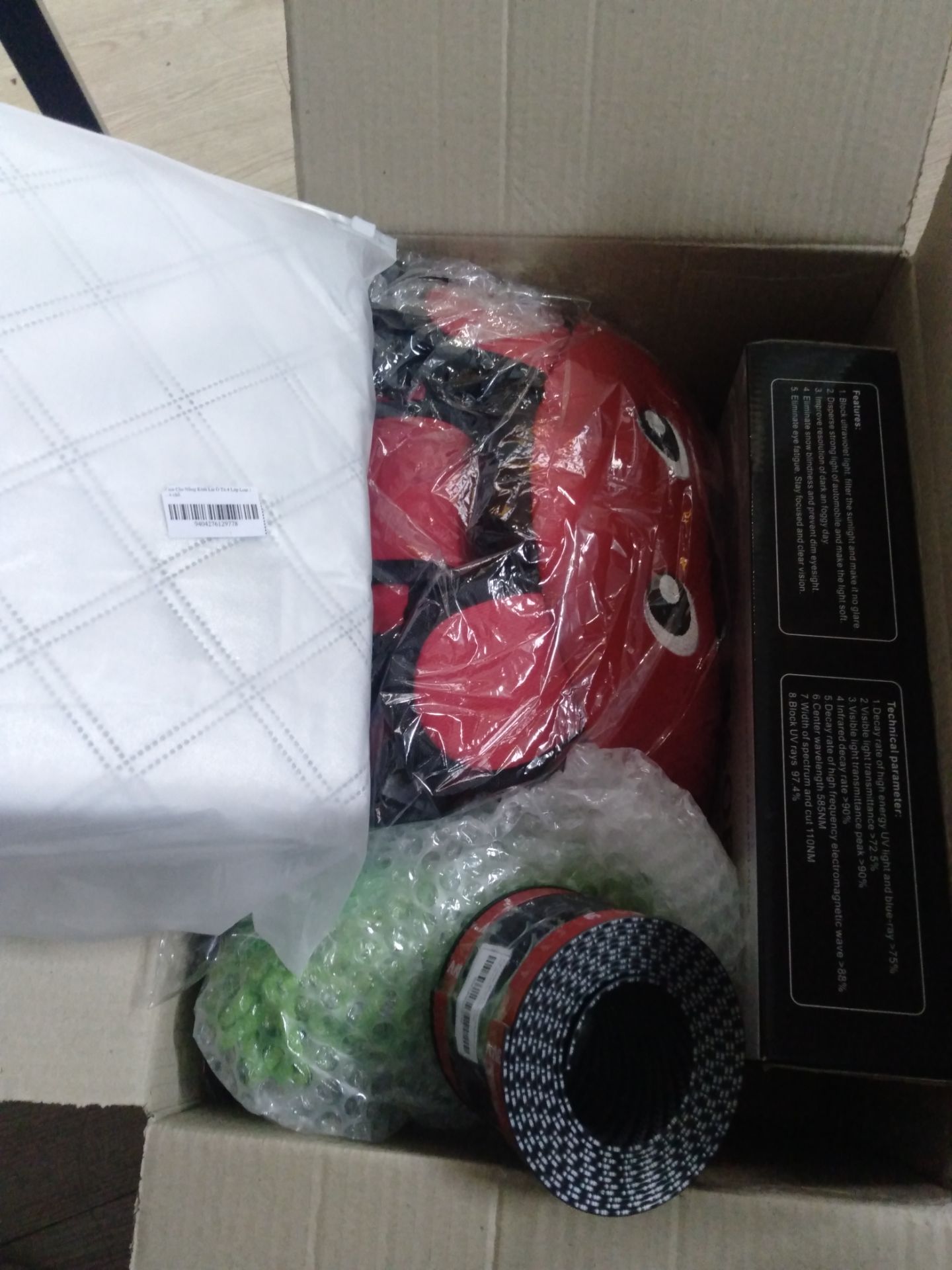 Hàng dày hơn loại 3 lớp , chất liệu tráng nhôm chống nóng, chống nước đúng mô tả. Mua liền 1 lúc 4 món của shop TOPMAX cảm nhận khi nhận hàng hài lòng đúng sản phẩm mình đặt giống bài viết, chất lượng thì mình cầm tấm che nâng nên nhận xét trước, mấy sản phẩm khác thời gian nhận xét chất lượng.