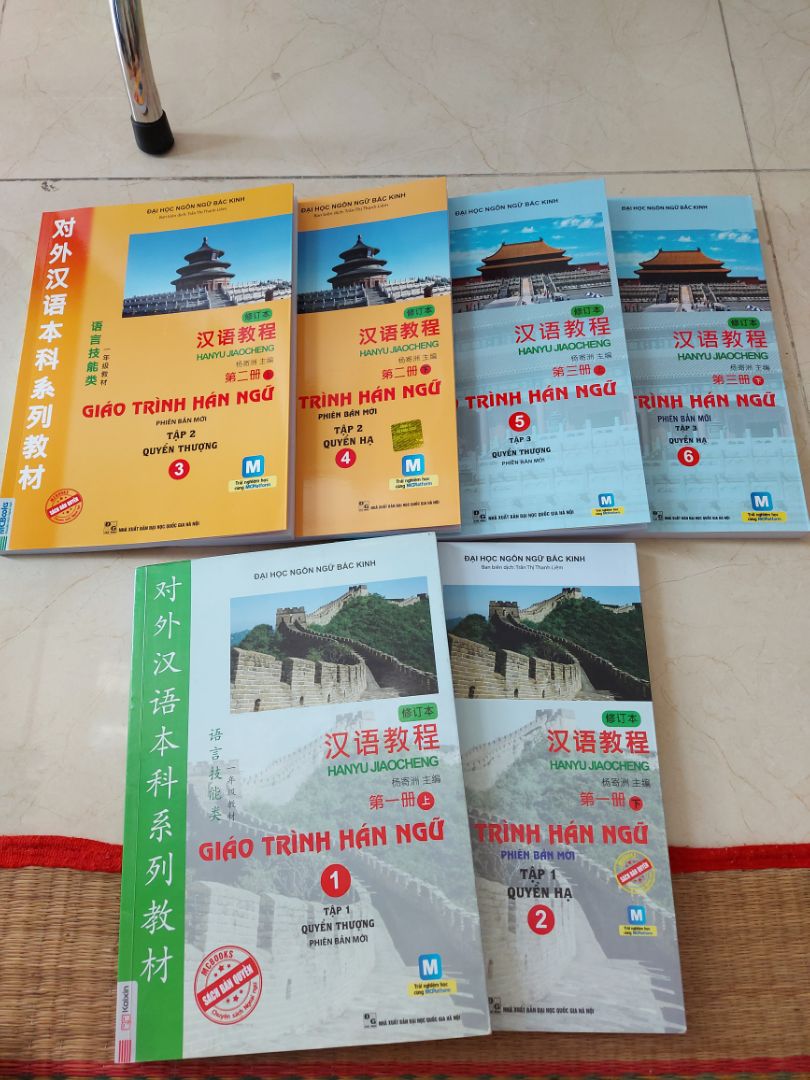 10/5/2***h sáng đặt, 1h trưa giao. Giao siêu nhanh, mặc dù tg dự kiến là 11/5/2023. Gói hàng đẹp, sách mới, k bị nhăn hay lỗi gì. Lúc 2021 có mua 2 cuốn đầu của Kaixin, giấy có vẻ vàng và dày dễ nhìn hơn. 4 cuốn mới mua của Mcbook giấy hơi mỏng và hơi trắng quá. Nói chung là ok