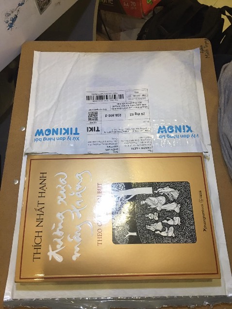 Cạnh bìa sách bị nhăn. Tôi không hài lòng lắm!
Tôi đã mua sách tại Tiki rất nhiều, những lần trước Tiki đóng gói sách trong hộp carton rất cẩn thận và đẹp. Tôi cảm thấy được tôn trọng và rất hài lòng.