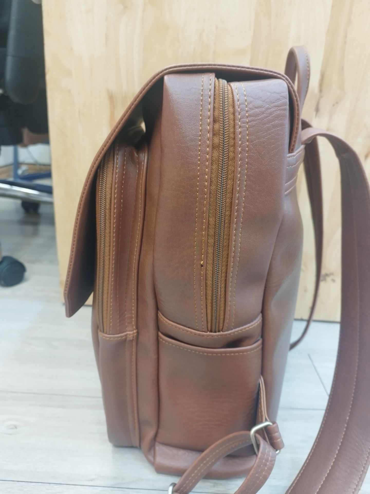 balo ưng lắm  ạ nhìn rất chắc chắn , chất da và đường chỉ may rất đẹp , bên trong khá rộng bỏ đc rất nhìu đồ và có cả ngăn giảm xóc latop nữa ạ ... luôn ủng hộ shop