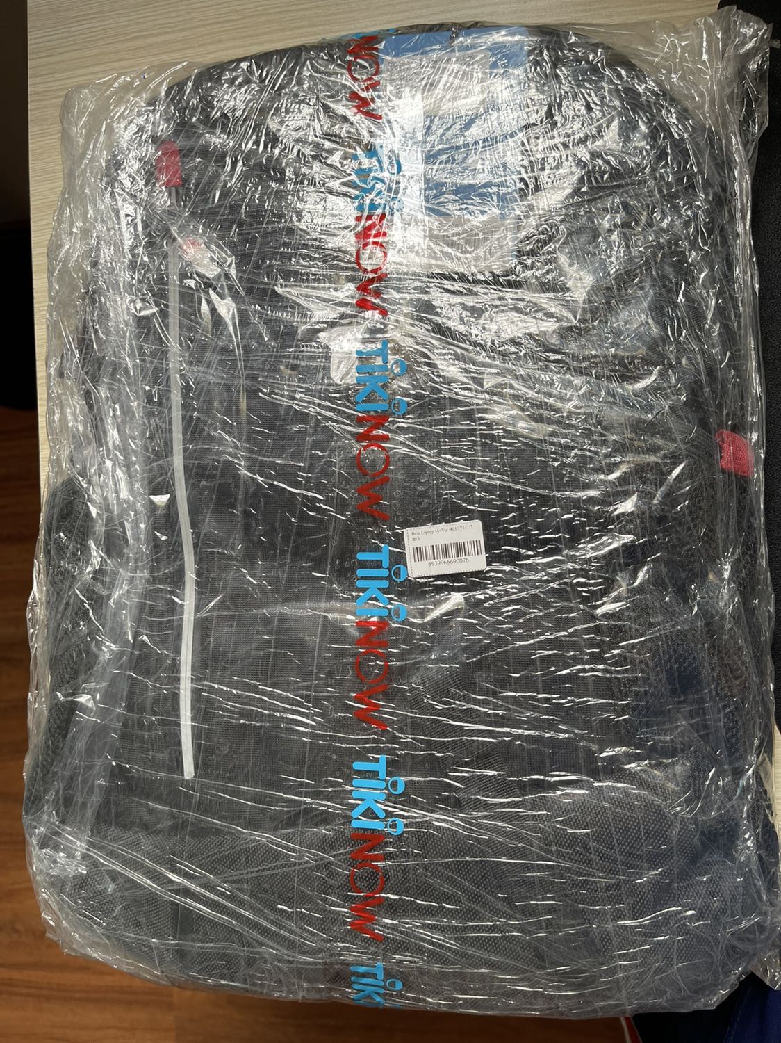 Balo đẹp, có ngăn chống sốc cho laptop và ipad, cổng sạc usb nếu ko xài có thể rút cáp ra cho đỡ vướn