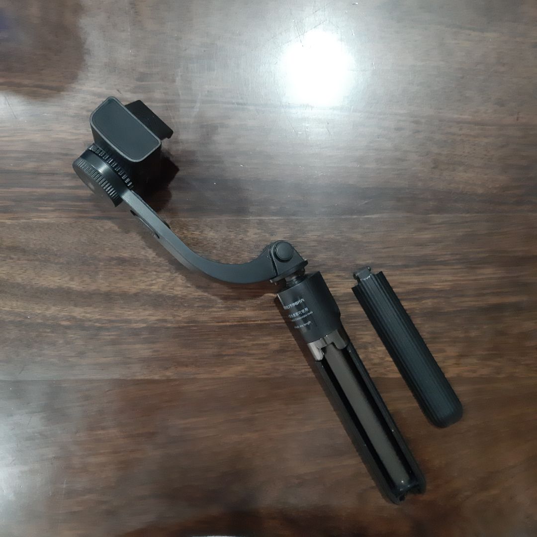 Gậy chụp hình tốt, Bluetooth tạm ổn.
Gậy này các bạn lưu ý là chân gậy không vững, nên các bạn hết sức cẩn thận nhé. Không đặt gậy ở những nơi bấp bênh như mặt đường. Nếu để trên mặt đường phải khéo, không thì bị gãy như trong hình đấy.
Chỗ gãy có thể lắp lại vô gậy được, nhưng cũng hơi mất thì giờ và cần kiên nhẫn.