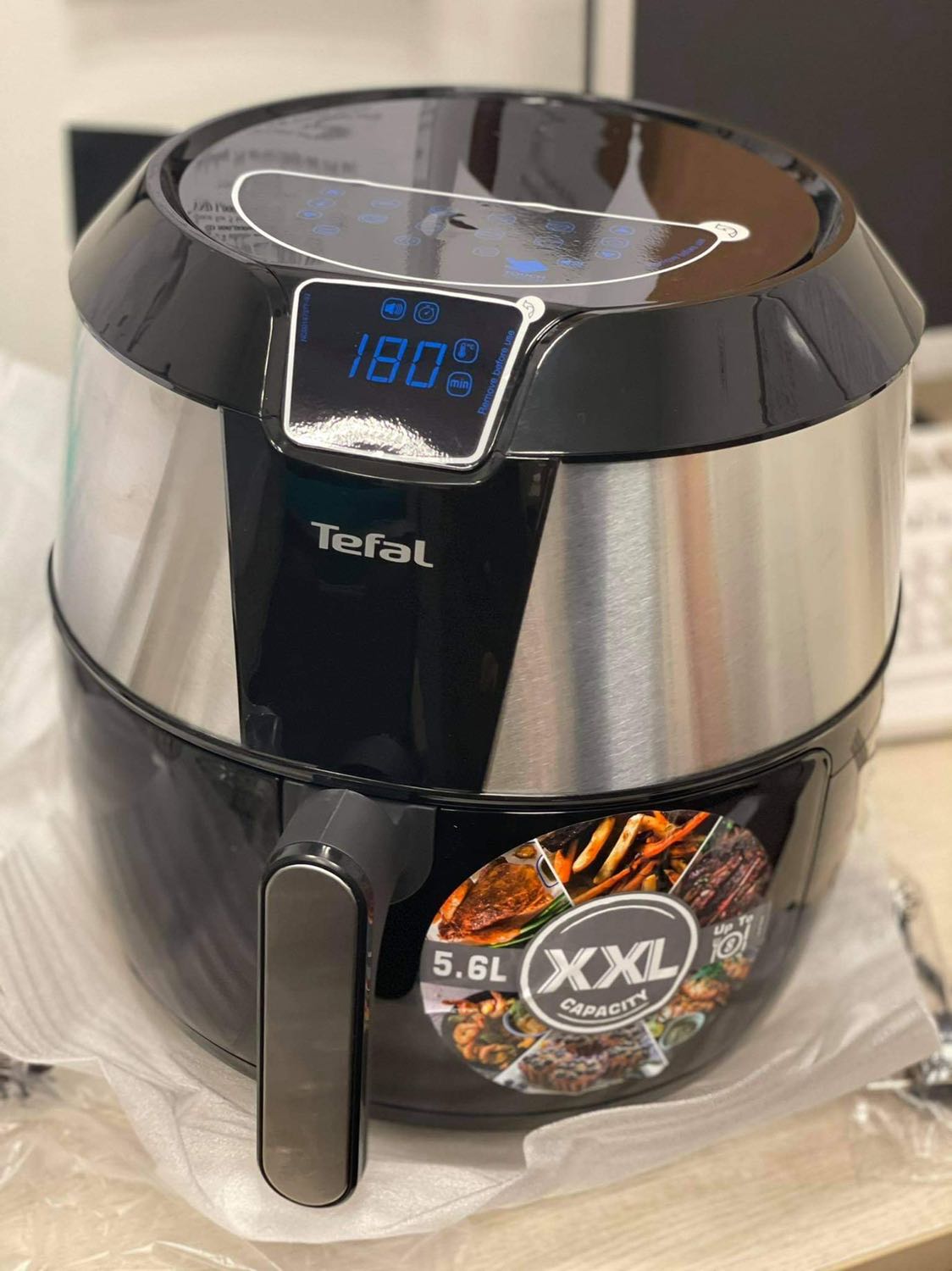 Tôi đã dành thời gian nghiên cứu rất nhiều về nồi chiên ko dầu và thật may mắn khi đã chọn lựa Tefal. Nồi chiên sang xịn, thức ăn ngon, dễ dàng vệ sinh, nói chung là điểm 10 cho chất lượng. Tôi đã giới thiệu cho bạn tôi mua thêm 2 cái nồi này nữa và họ rất thích. Mặc dù dịch nhưng Tiki giao hàng rất nhanh. Xin cám ơn!