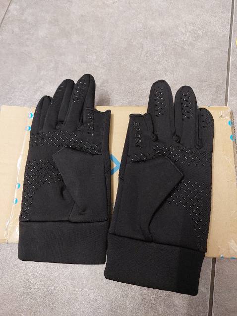 Giao hàng nhanh chóng, găng tay độ dày vừa phải, êm ái, có xỏ ngón tiện lợi, giá bán ok. 
Chất lượng thì phải sd 1 t/g rồi mới biết đc.