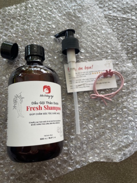 Sp như hình.
Hơi lỏng nhưng mình thấy lỏng dễ gội.
Sau khi gội cảm giác dễ chịu, thư thái.
Mình ko cần dùng dầu xả nhưng khi tóc khô vẫn mượt
