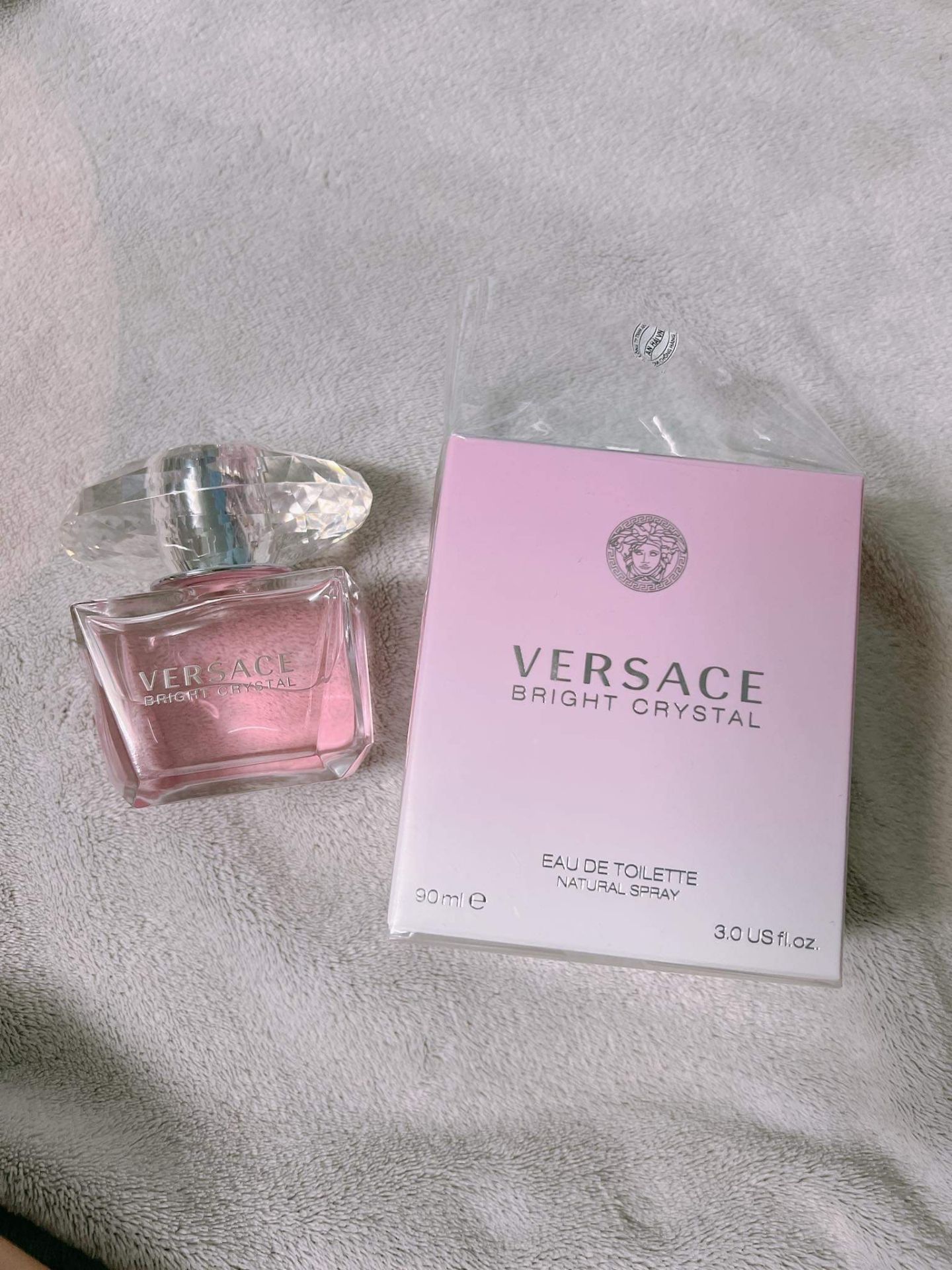 mình đặt 50ml bên shop giao nhầm 90ml. mình có chủ động liên hệ với shop để bù thêm tiền cho shop tuy nhiên shop k đồng. nội dung trò chuyện các bạn có thể đọc trong ảnh. shop cũng muốn vậy để các nhân viên chú ý hơn chứ trường hợp đó bị hoài thì k ổn. 
 nói chung với cách làm này mình đánh giá rất cao shop. đặt trách nhiệm và uy tín lên hàng đầu. 
về giao hàng thì rất nhanh. hàng từ ngoài miền bắc vào đây chỉ có 4 ngày. hộp nguyên vẹn k bị móp méo. 
 về chất lượng nước hoa hay mùi hương thì mỗi người mỗi sở thích. loại này mùi nhè nhẹ cuốn hút chứ k quá gắt khiến ng ta tránh xa.