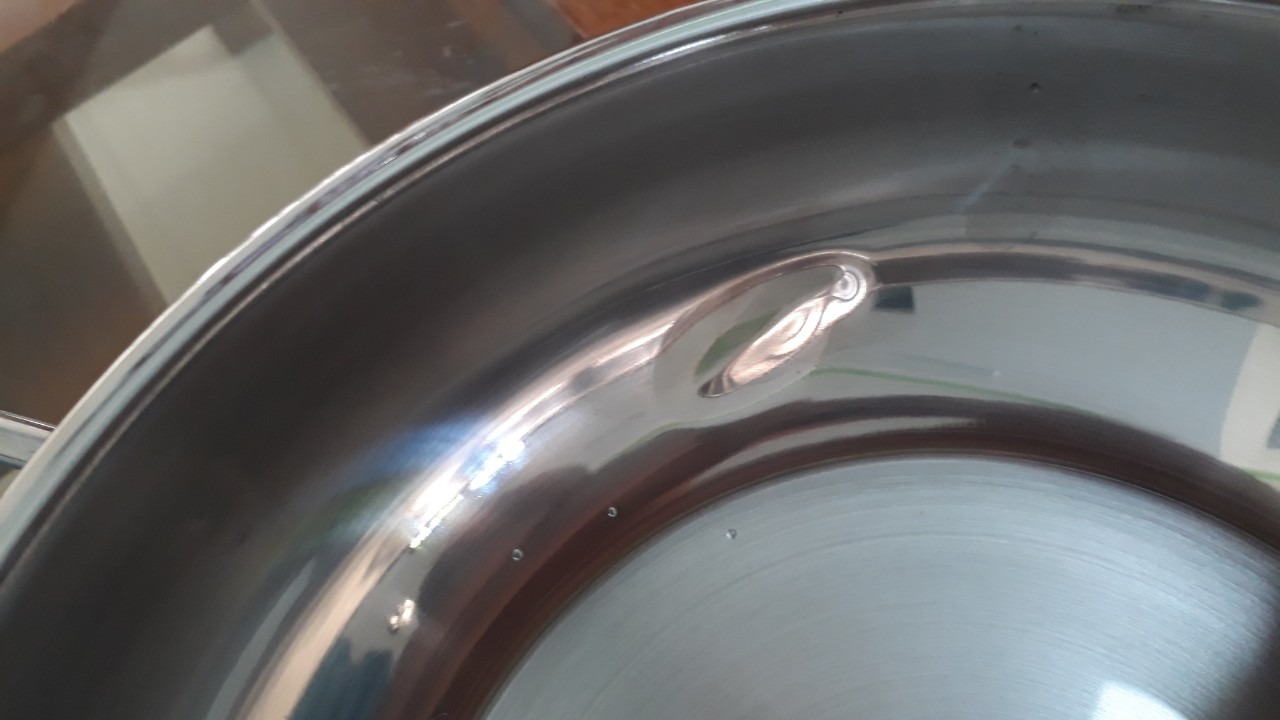 Chất lượng sản phẩm tốt, tuy nhiên đóng gói không cẩn thận. Có lẽ do bên vận chuyển nên bị móp vào 1 chỗ. Shop chú ý đóng gói cẩn thận hơn