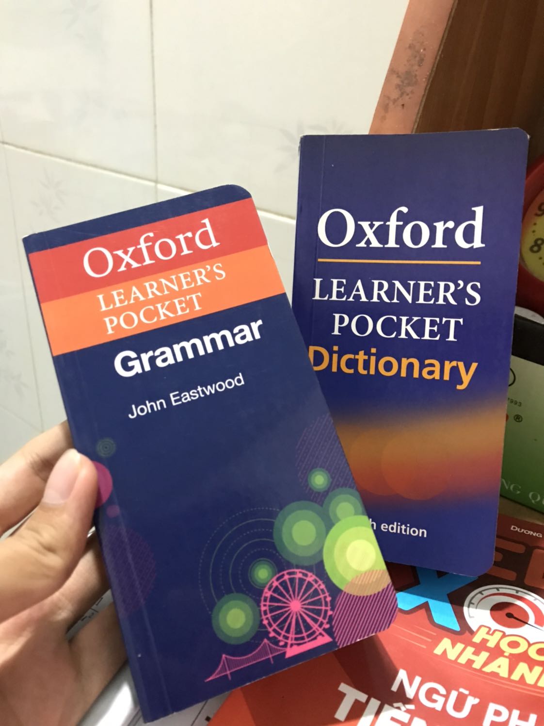 Rất hài lòng khi chọn từ điển này của Oxford. Vì là từ điển Anh-Anh nên các bạn cần nắm chắc phần viết tắt và ký hiệu ở trang bìa, rồi đọc đến hướng dẫn tham khảo bằng từ điển cho hiểu thì sẽ tra từ điển khá dễ dàng, không mất nhiều thời gian. Mua kèm thêm với Grammar để xem thêm. Còn WordSkills thì chưa tham khảo qua.