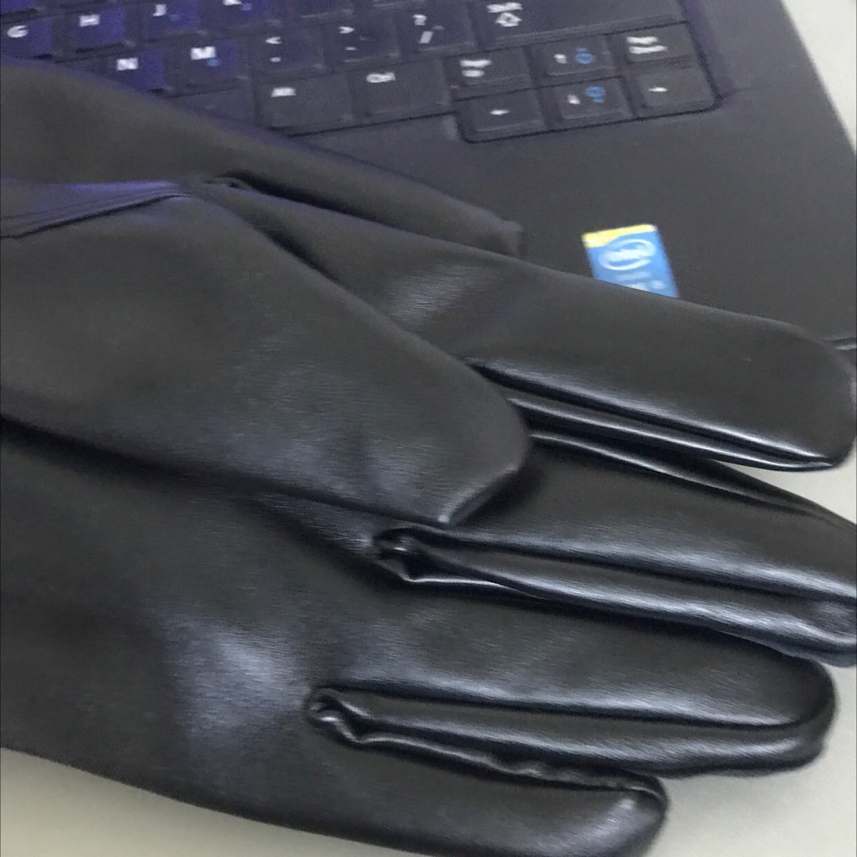 Găng tay da tốt dùng ok. Da mềm mại có lớp lót. Cảm ứng điện thoại tốt. Sản phẩm đáng mua. Ủng hộ shop 5 sao. Cảm ơn shop.