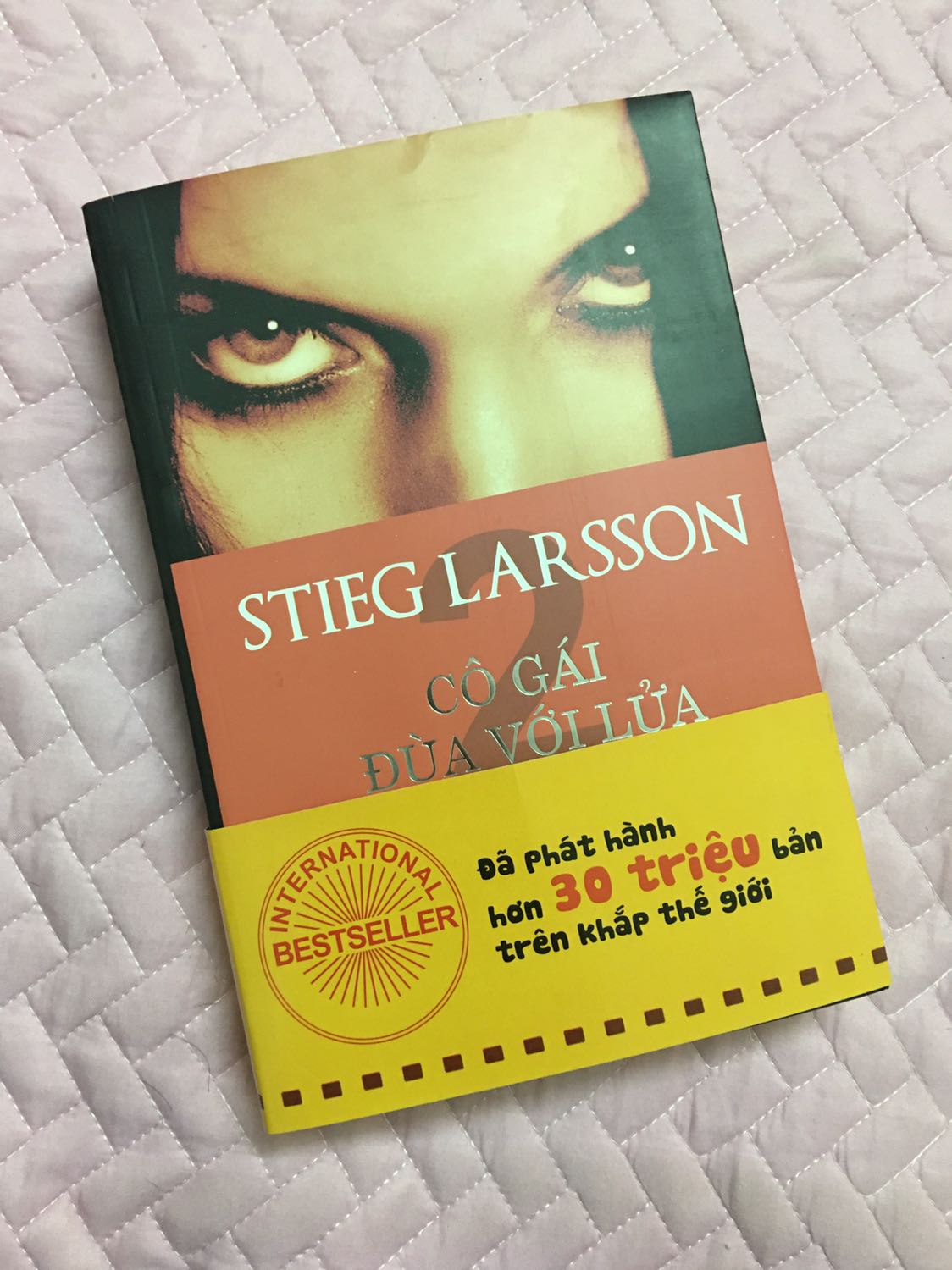 Mình đọc review và rất muốn mua cuốn này nhưng sợ cái bìa của bản cũ nên chưa mua, thấy Tiki có bản tái bản bìa khác mình mua liền nhưng lần này quá thất vọng khi Tiki giao bản cũ cho mình, lại để cuốn này đầu tiên, khi khui thùng ra mình giật mình suýt ngất, yêu cầu đổi hàng đến lần thứ 3 mà vẫn giao bản cũ nên đành trả hàng mà đến giờ vẫn chưa thành công, bạn tổng đài viên có giải thích là nhân viên lấy sách không nhìn được hình ảnh sản phẩm trên web, họ chỉ lấy theo mã sách, chắc mã sách bị sai, nhưng vấn đề là khi KH yêu cầu đổi thì cũng phải có cách nào đó để chuyển thông tin đến kho về lý do đổi chứ cứ giao đi giao lại cho mình một cuốn để làm gì vậy, vớt vát 1* vì bạn shipper nhiệt tình đi lại chứ không có lẽ chắc 0* :(((