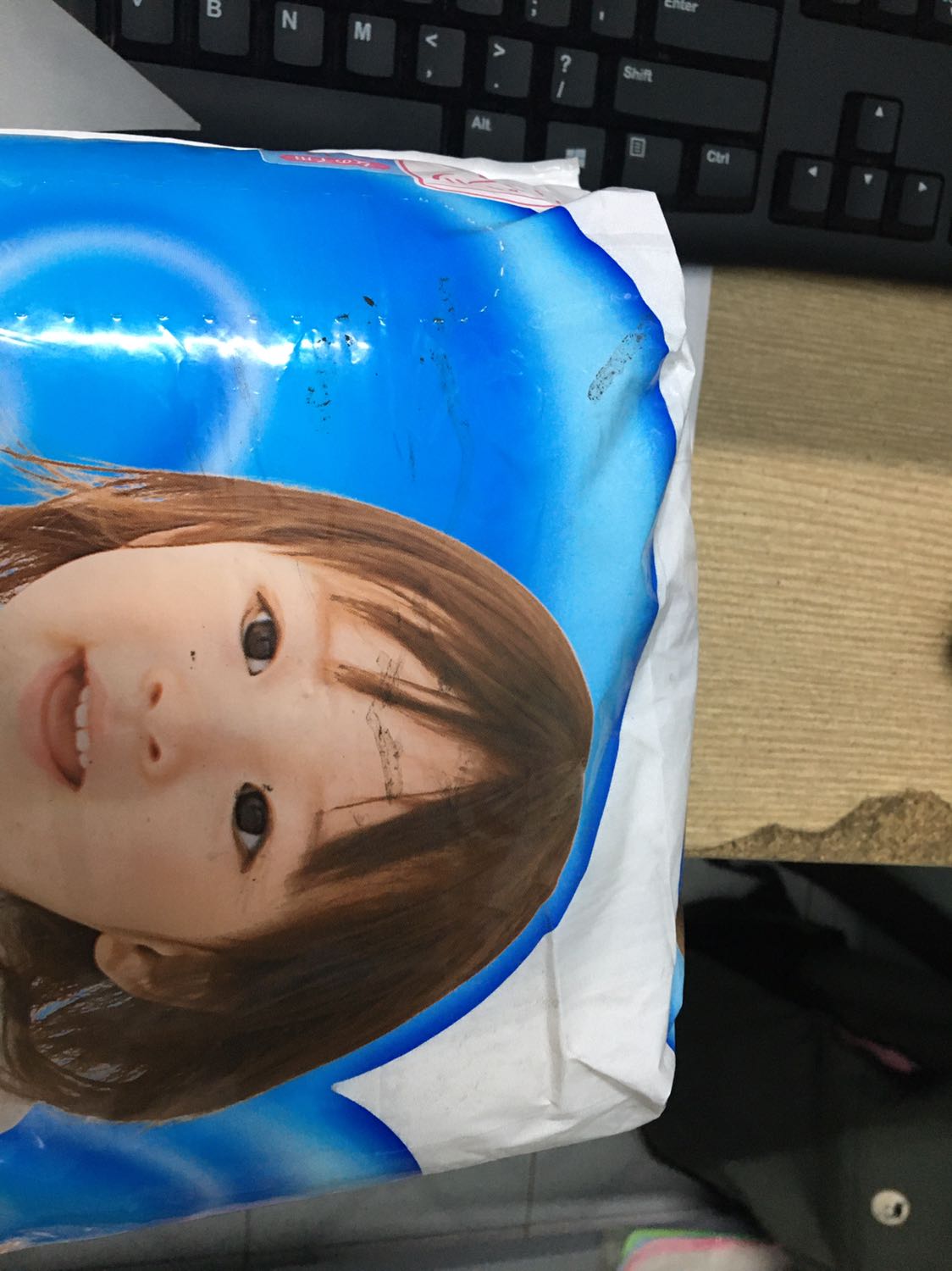 Là một TNDT lớn.  chất lượng ngày càng đi xuống. Đầu năm đi mua hàng thì giao hàng rất bẩn và rách cho khách. tiki nên xem lại kho hàng và mắt của bạn quản lý và bạn gói hàng. Hàng như vậy mà đi giao cho khách. Không có thì hẹn khách, chứ sao lại giao như vầy. Mà đã gặp rát nhiều lần về hàng hoá dơ và rách tại Tiki