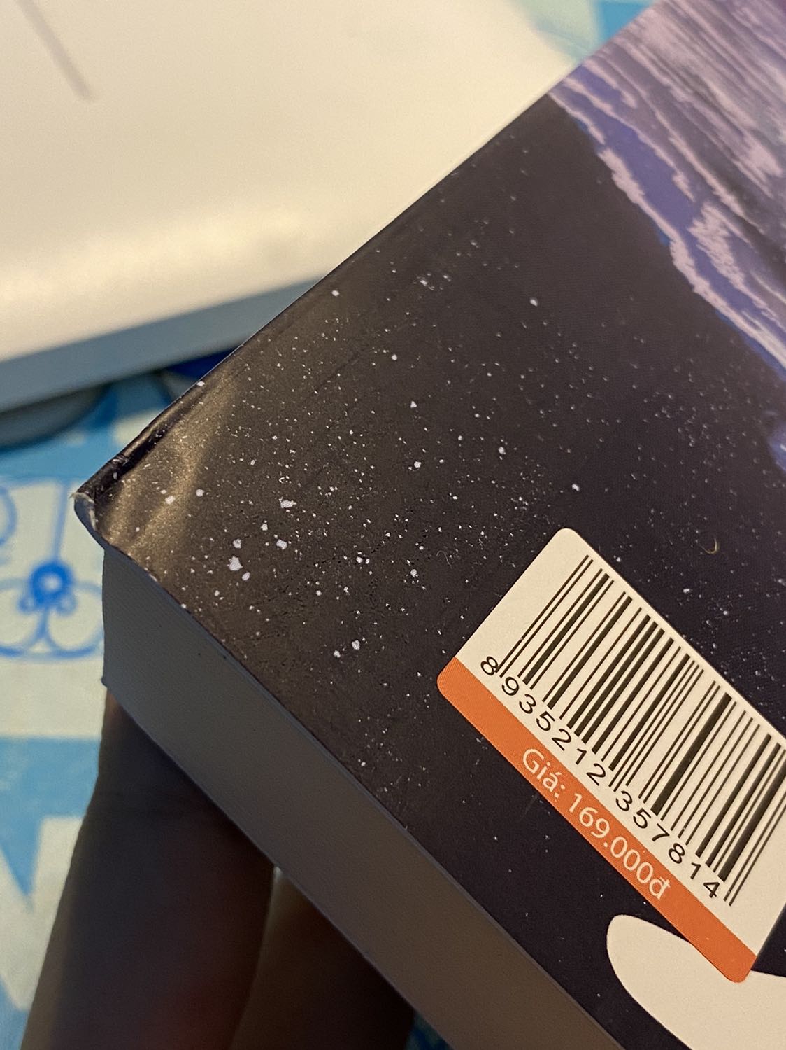 Lúc ra nhận hàng thấy chú shipper cầm cái thùng là em thấy không ổn rùi?!! Carton nó vừa khít với boxset bên trong, thấy carton bị móp góc em sầu ngang luôn, mở ra thì không miếng chống sốc nào hết, bìa áo ngoài với 3 tập đều bị móp góc trên và góc dưới hiccc, nhưng màaa do bìa quá xinh nên khôngg đáng kể là bao đâu ạ, hơi xót xíu thuii