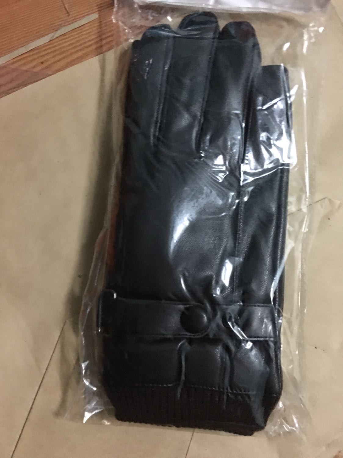 Sản phẩm đẹp mềm mại, dùng rát ưng, giống như shop mô tả, chất lượng rất tuyệt vời, cảm ứng điện thoại rất tốt, mẫu mã đẹp ưng ý quá. Cảm ứng như tay thường luôn, cảm ứng tốt quá. Năm sao cho sản phẩm nhé, đóng gói chắc chẮn, giao hàng rất nhanh, một ngày nhận được luôn