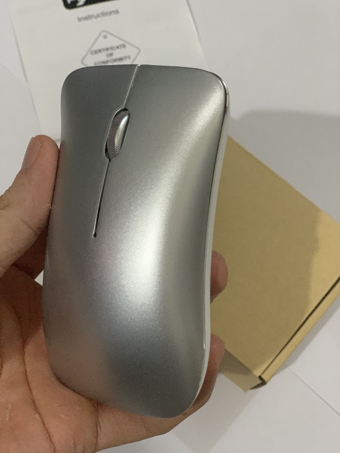 Chuột nhỏ gọn, rất đẹp, phím bấm êm. Màu bạc sang trọng rất hợp với màu máy tính mình. Sạc pin tiện lợi. Cho 5 sao