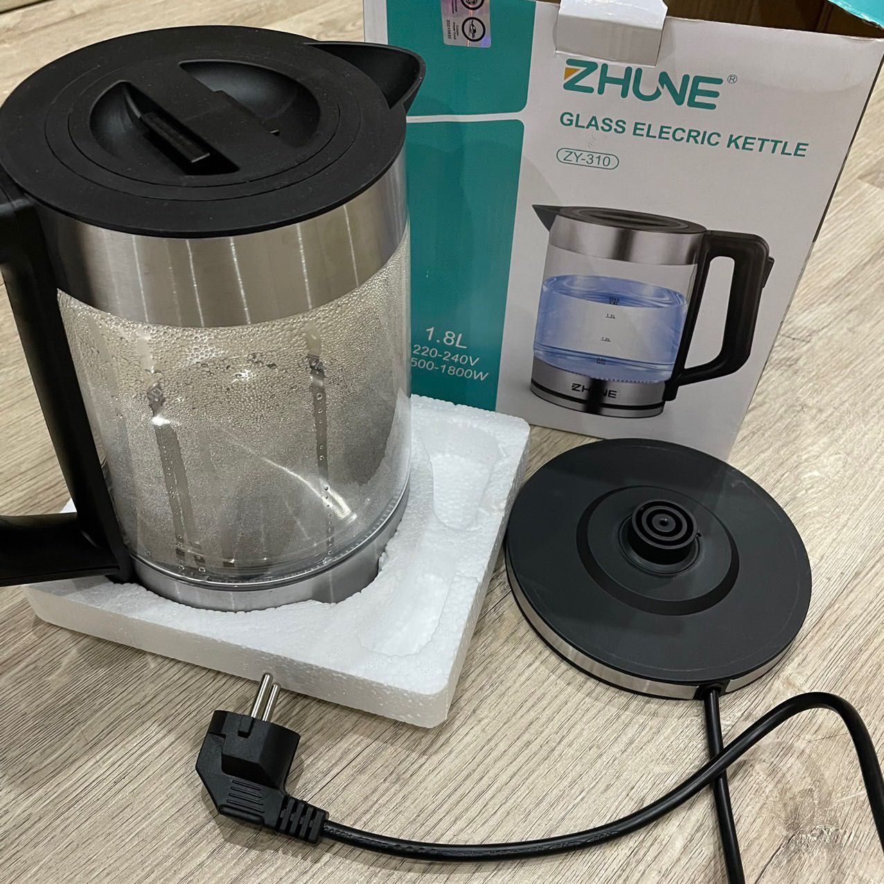 Ấm chắc chắn không bị lỏng lẻo, bọc cẩn thận. shop giao hàng cho ĐVVC nhanh, shiper cũng khá nhiệt tình. Nên mua vì giá phải chăng mà sử dụng thấy oke. Cho shop 5 sao luôn