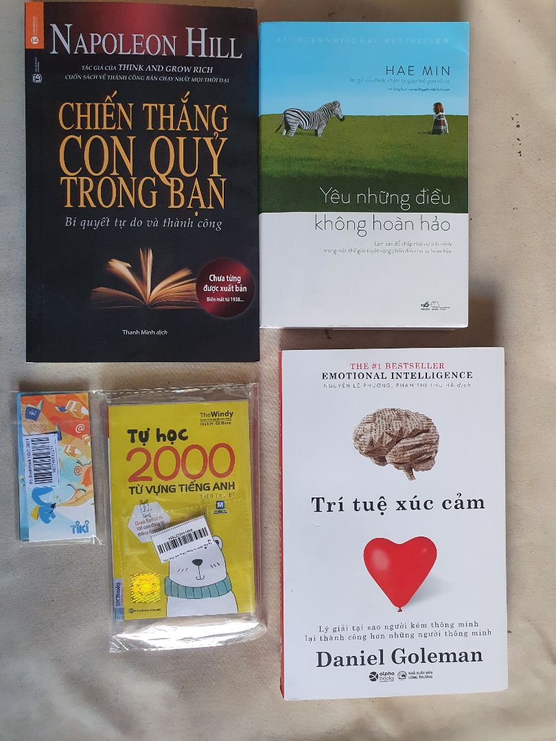 Mua sách trong đợt HSO nên giá tốt. bookmark tặng kèm đẹp. 
Mong lần sau tiki đóng gói các đơn hàng sách kĩ lưỡng hơn. (Có giấy mút, hay màng xốp hơi). Vì chỉ để sách nằm không trong thùng carton đi xa rất dễ bị gãy, gấp cạnh hay gáy sách.