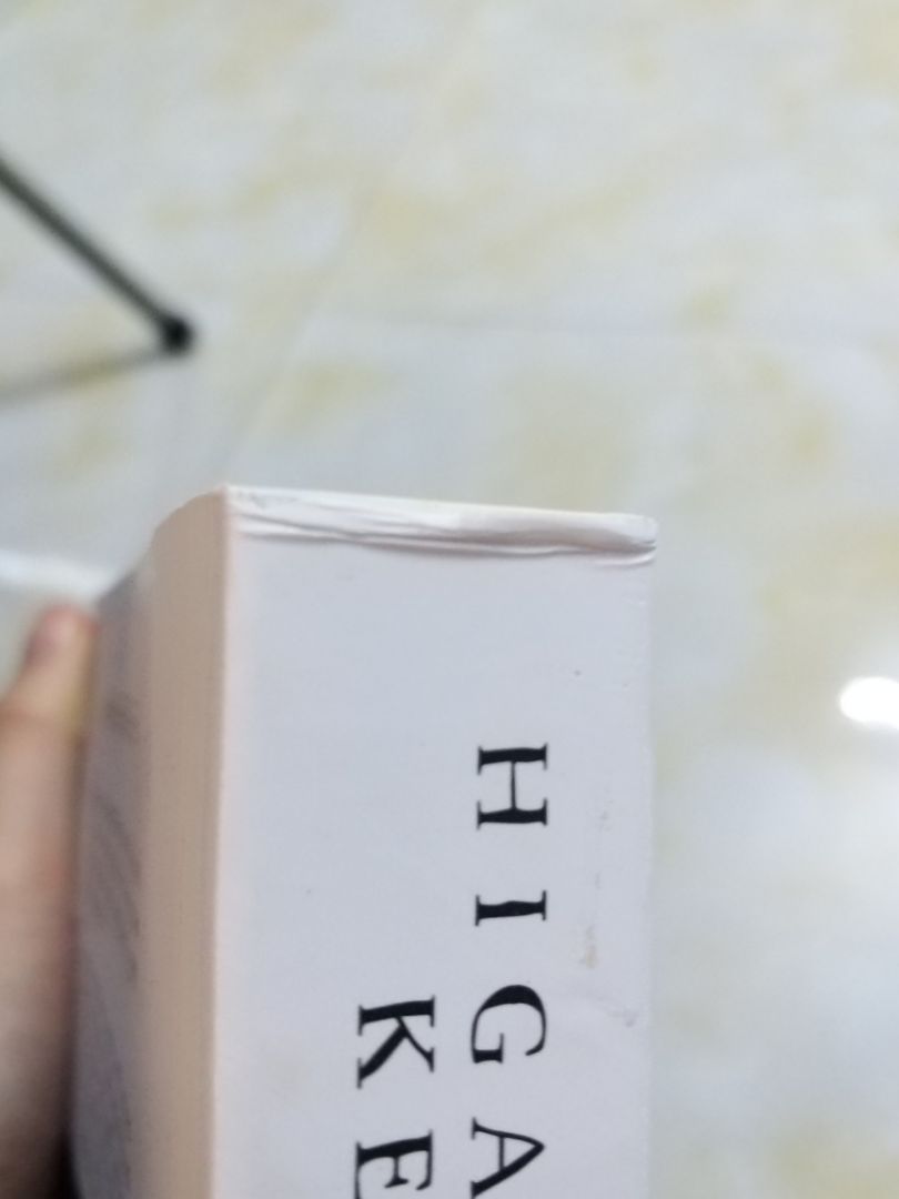 Quá thất vọng Tiki về khâu giao hàng. Thực sự mình đã rất hâo hức khi mua cuốn này tới giờ cầm nó trên tay thì mép của sách cong hết và dính nhiều bụi. Nhiều lần mình đặt đã bị vậy và cũng đã đánh giá lại nhưng vẫn không thay đổi. Mình thực sự thất vọng 😔