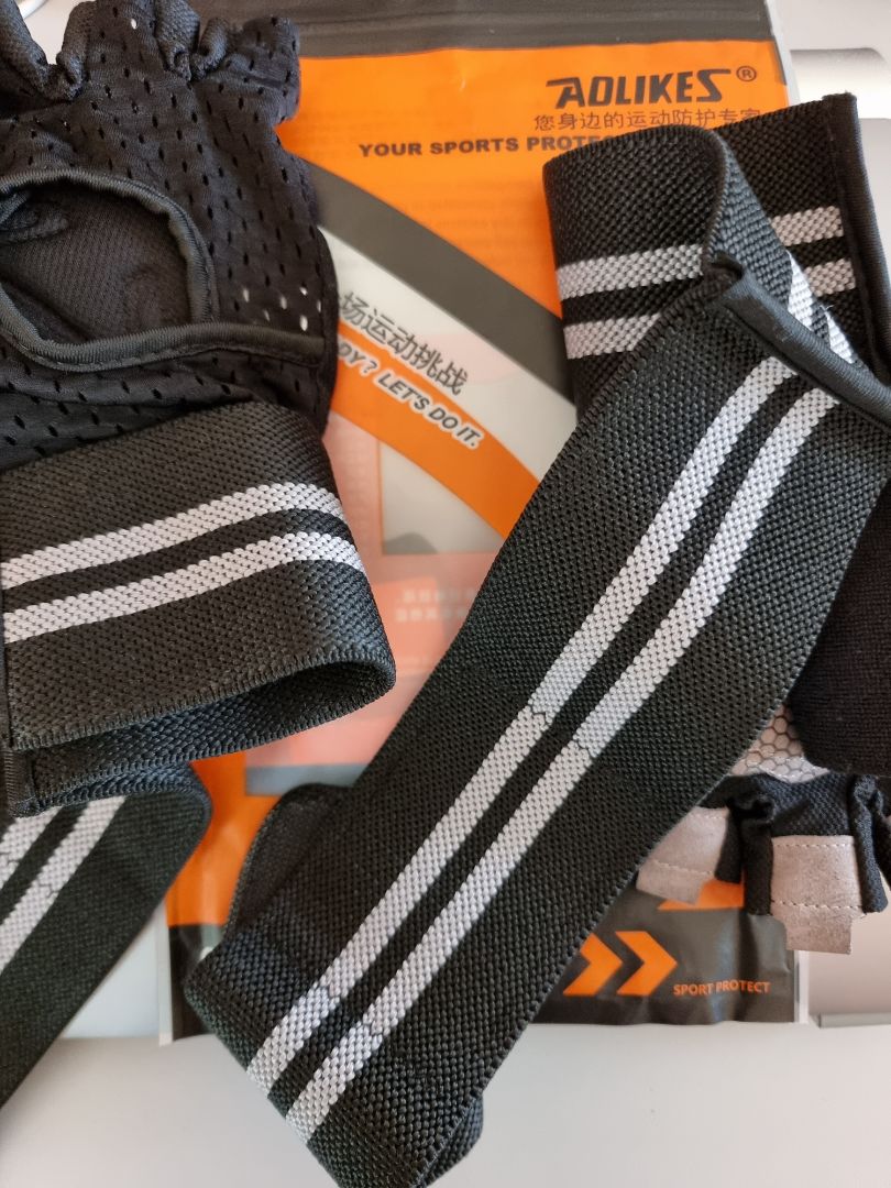 Ôm khít vừa tay, thoáng khí tốt, cảm giác cầm nắm tốt, phần quấn cổ tay chặt, bảo vệ tốt.