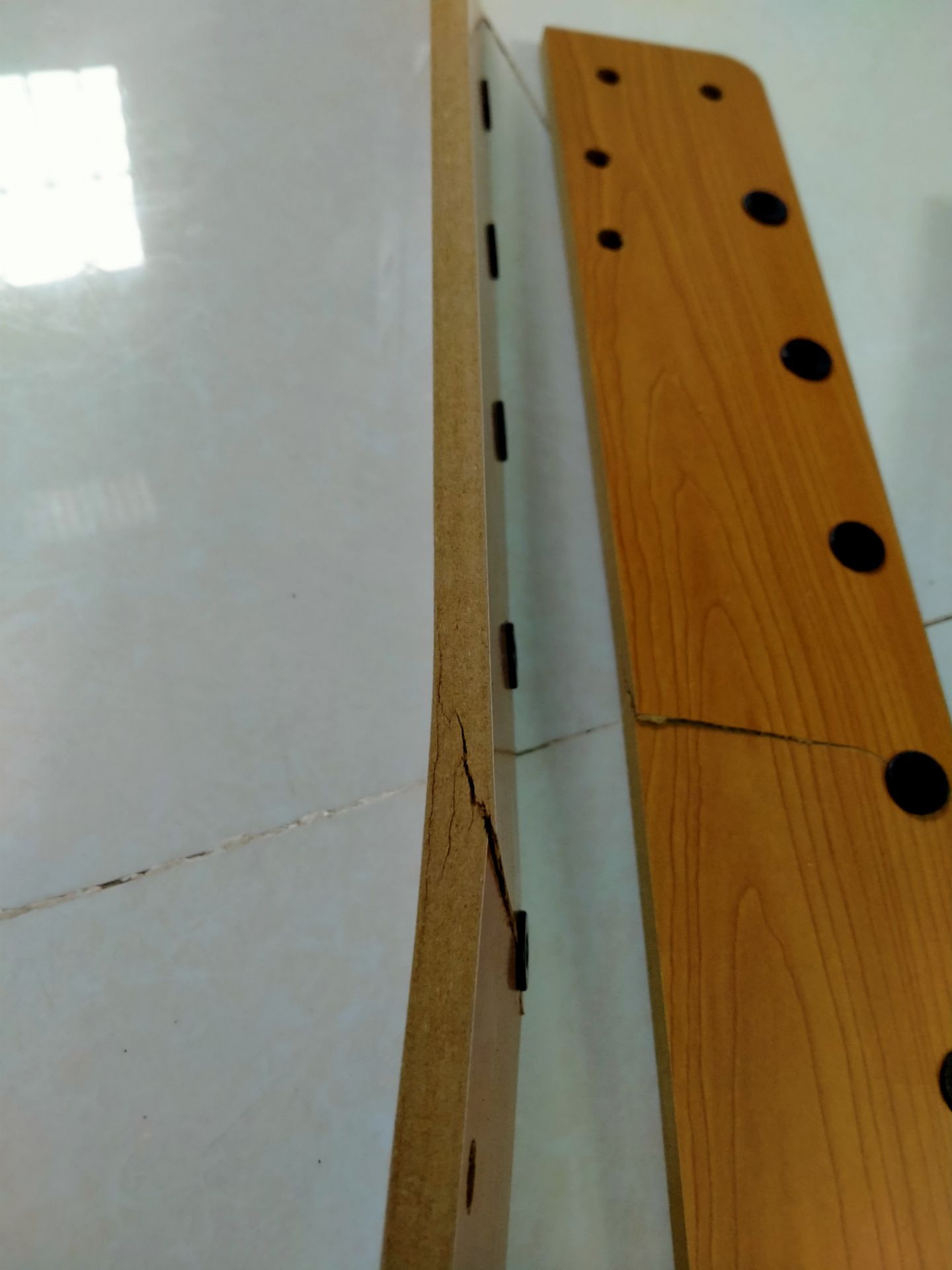 Mình vùa nhận hàng mở ra đã gãy hai miếng bên hông. Shop đổi giúp mình nhé,