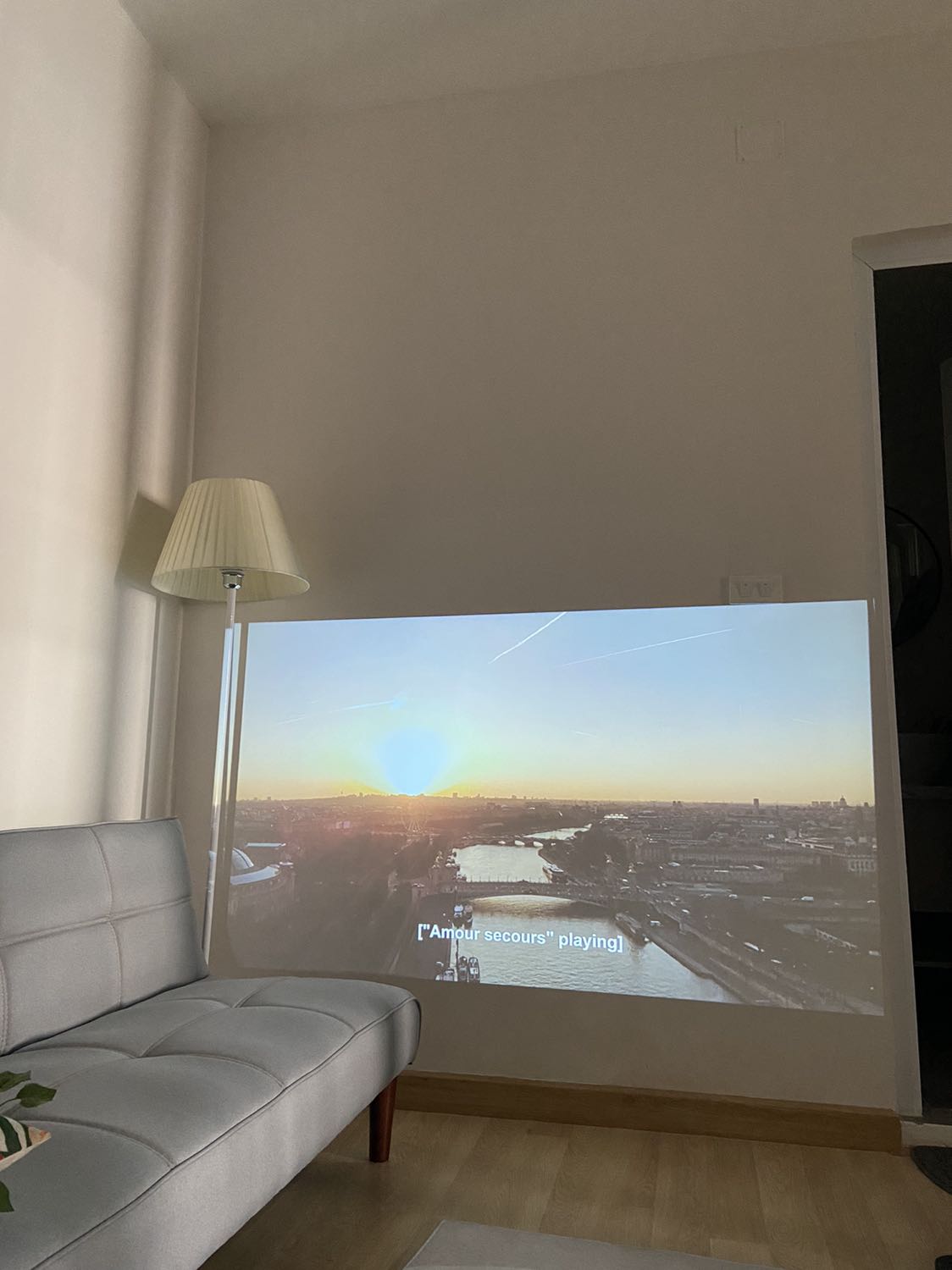 Mình hơi gặp rắc rối chút lúc set up nhưng xong rồi khi chiếu lên rất nét, hình ảnh miễn chê, chỉ có điều có vẻ ko thu phóng đc to nhỏ trên dưới mà k thay đổi vị trí đặt máy, nhưng nhìn chung vẫn đáp ứng đc nhu cầu của mình. Mong cũng sẽ bền.