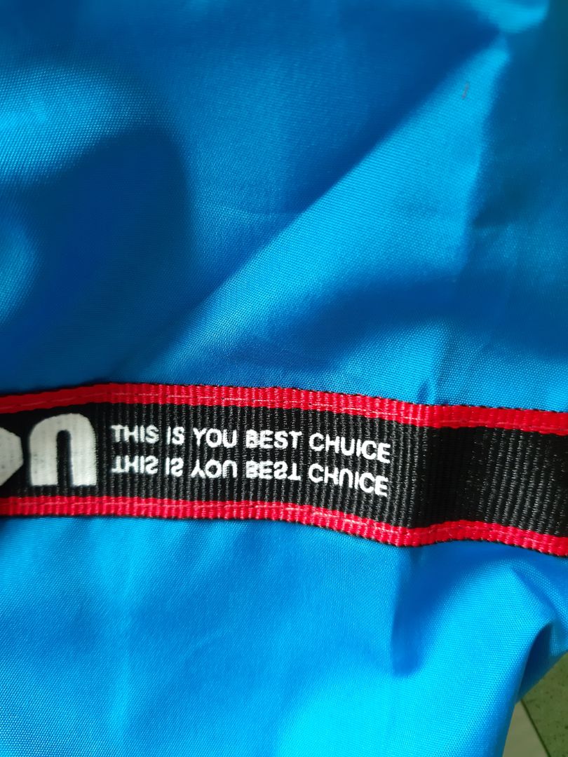 Sản phẩm chất liệu khá tốt tuy nhiên cái tay áo hơi nhỏ và chật so với tay của bé. Câu slogan tiếng Anh cũng sai rồi. "This is your best choice" mới đúng. Vài góp ý giúp nhà cung cấp.