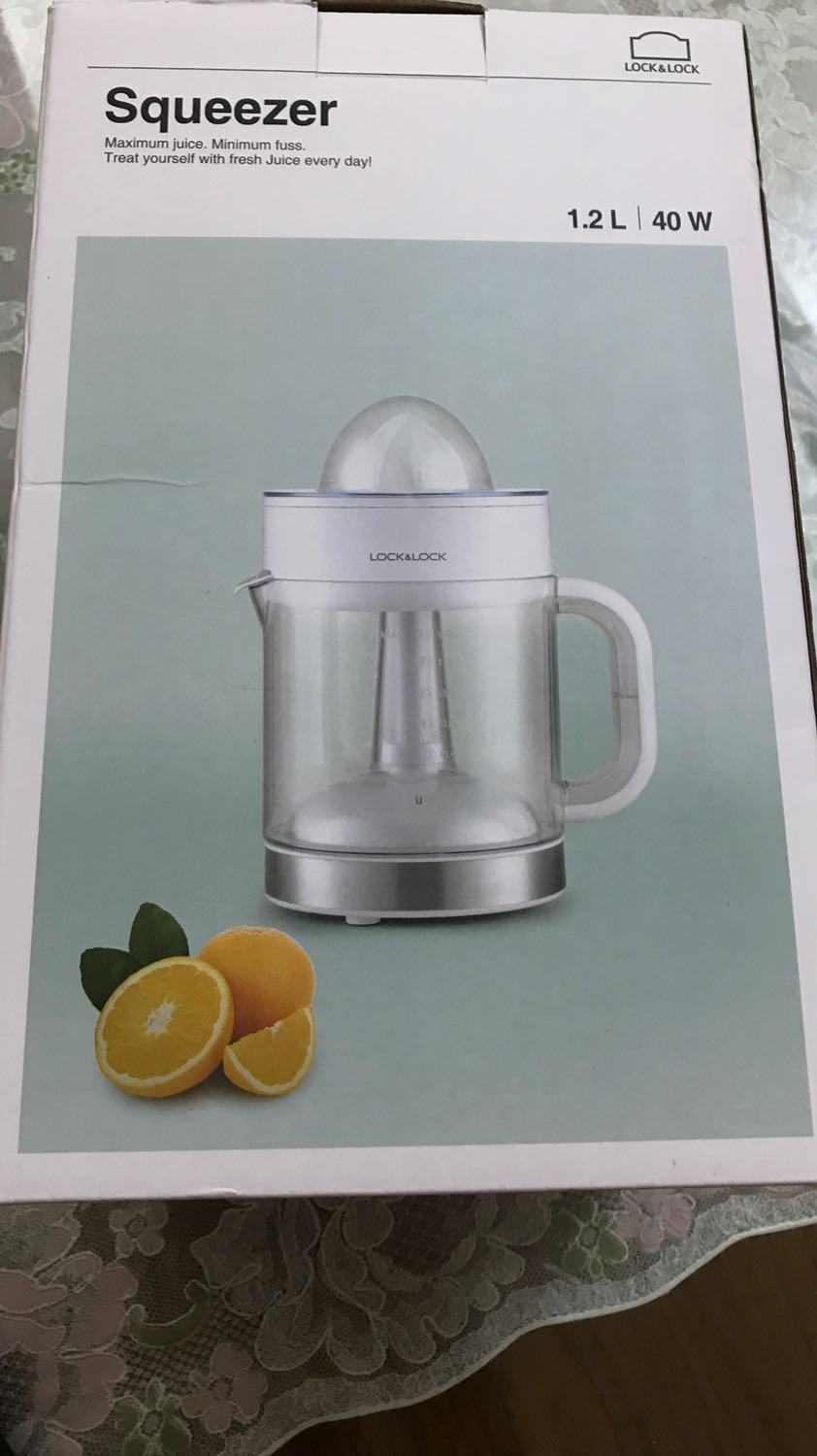 Máy vắt cam LL dùng rất đã, vắt kiệt tới giọt cuối cùng, lưới lọc ngăn được hầu hết hạt nên ly nước cảm trông thật hấp dẫn. Thích nhất là chiều xoay được thiết kế đảo chiều nên việc vắt hết sức nhẹ nhàng không tốn sức.
Máy 1,2 lít nên chạy khỏe. Tuy nhiên Có nhược điểm là nhiều chi tiết rời nên vệ sinh không tiện lắm còn lại thì rất OK.