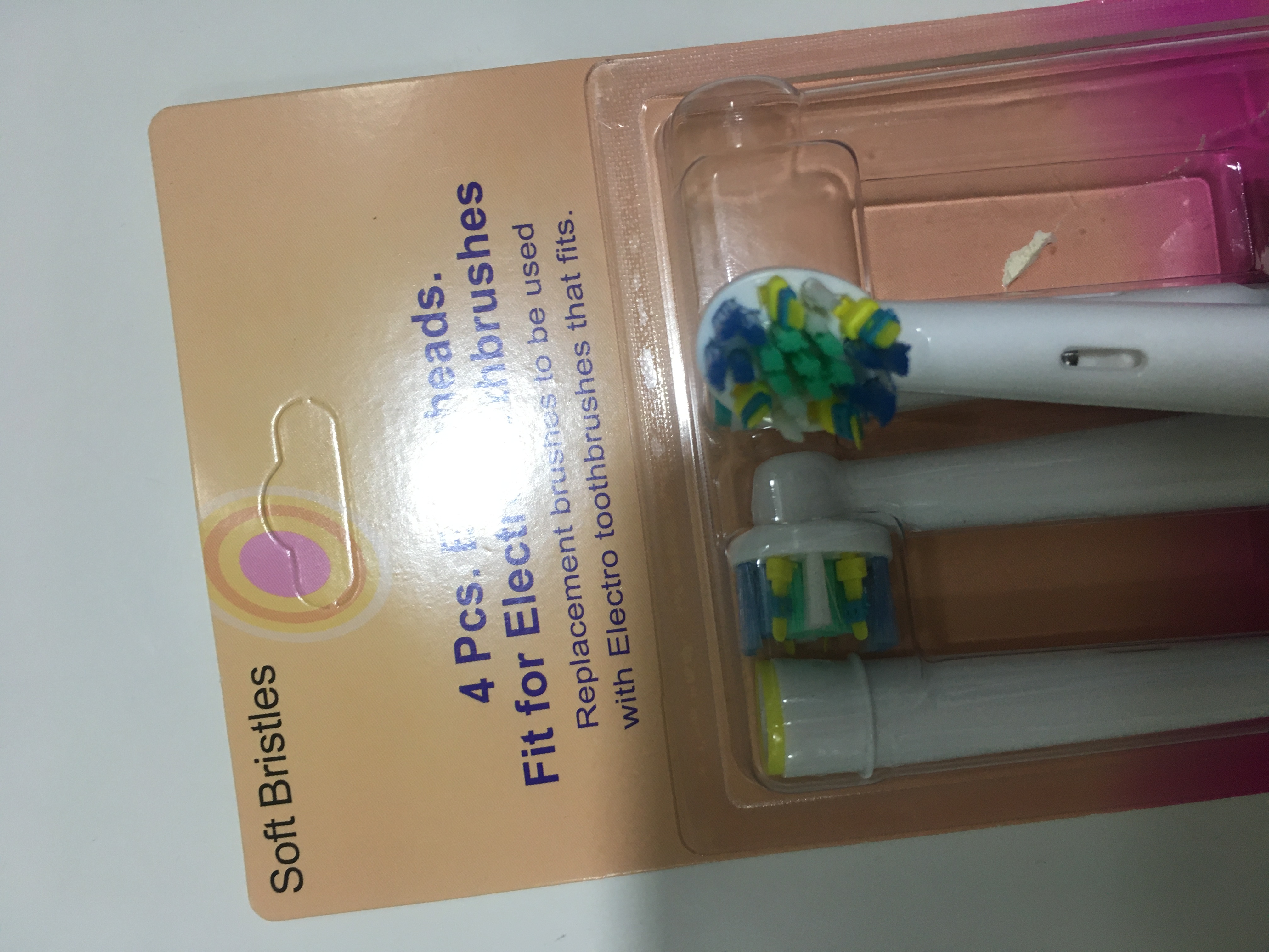 Mình đặt đầu bàn chải cho trẻ em nhưng Shop giao cho đầu bàn chải người lớn, 4 cái cùng một màu trắng như nhau. Rất thất vọng với cung cách bán hàng không trung thực của Shop. Mong Tiki thẩm định lại chất lượng sản phẩm của Shop nếu không muốn mất khách hàng.