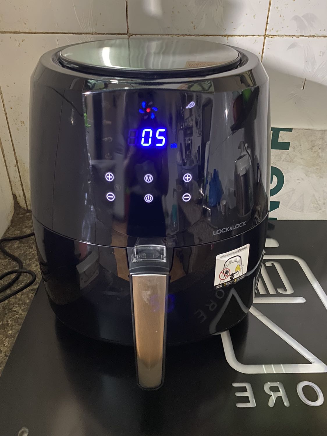 Nồi to, đẹp lắm nhé! Nhưng mình chưa biết xài, theo hướng dẫn nướng gà 200 độ mà vẫn bị khét hjc