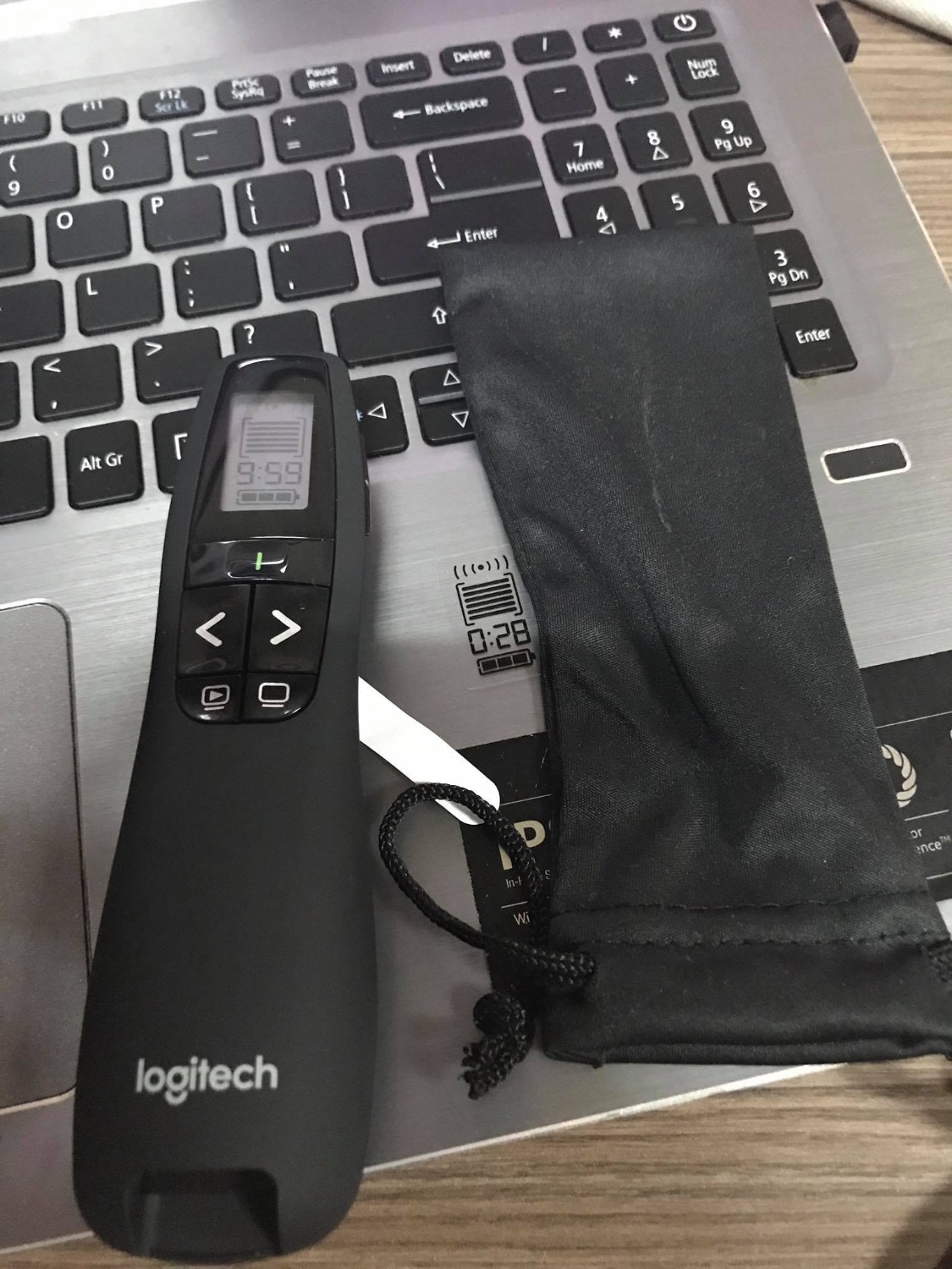 Thiết bị vừa tay, đúng như miêu tả. Mình chỉ tiếc là vì đôi khi bài thuyết trình của mình cần timer tới tận 30', mà timer của thiết bị chỉ có set được mức 9:59 thôi. Hy vọng là logitech có thể nâng cấp timer hơn 10' như này cho sản phẩm sau.