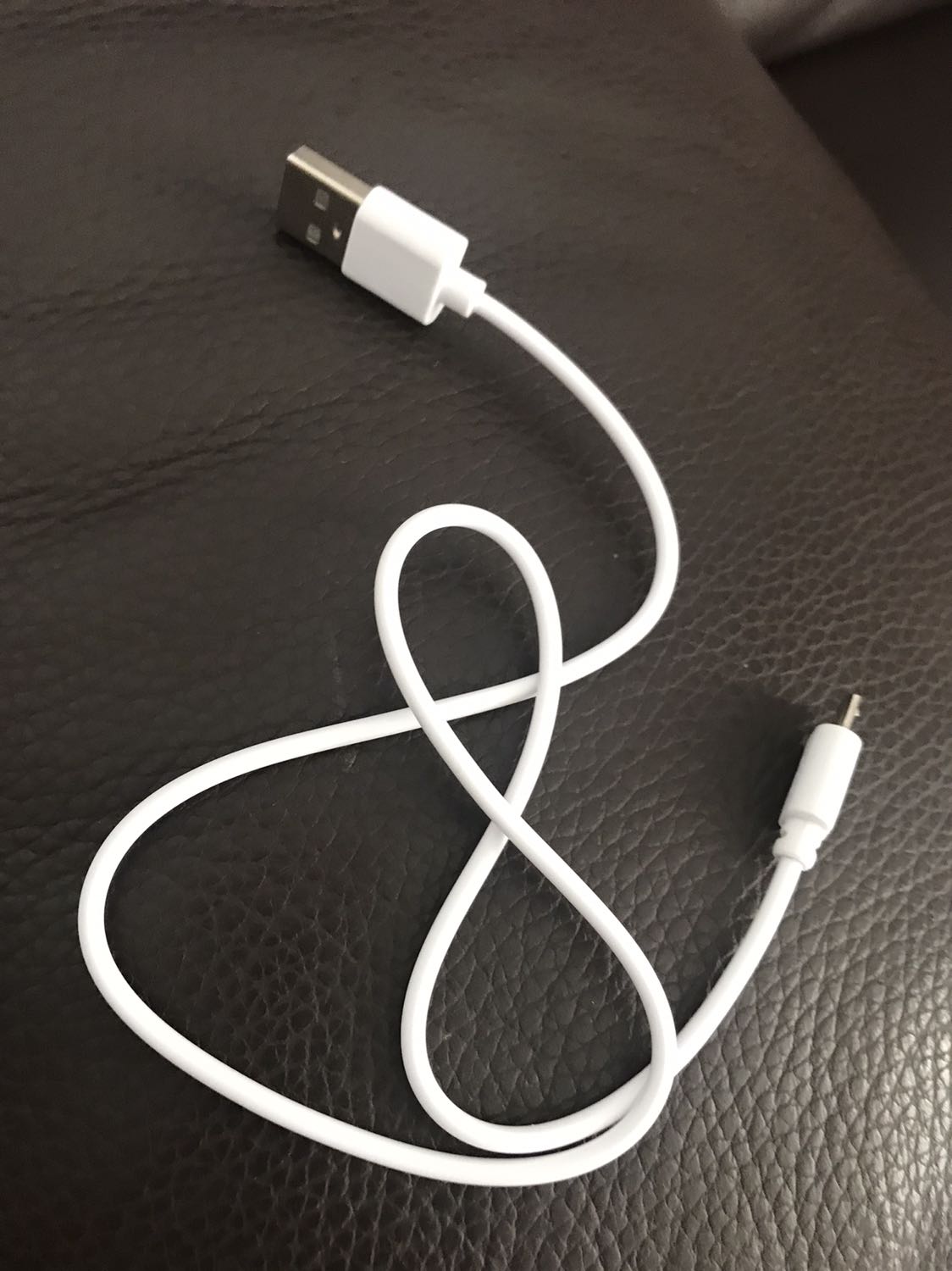 Có dây sạc mà kg có cục cắm vào ổ điện làm sao sạc được TiKi, lấy cục sạc điện thoại iphone cắm cả đêm đèn vẫn màu đỏ như vậy đã đủ điện để sử dụng kg