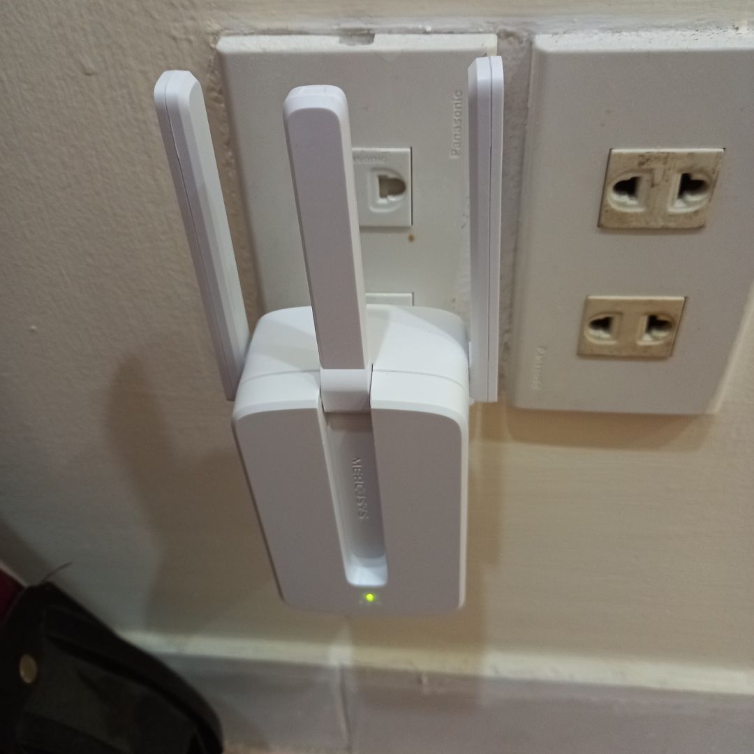 mới nhận hàng xong, giao nhanh, cũng dễ cài đặt, có thấy tăng tốc độ wifi từ tầng trệt lên tầng 1 tăng lên chút đỉnh. không biết về lâu dài có giảm đi không? hàng phù hợp trong tầm giá.