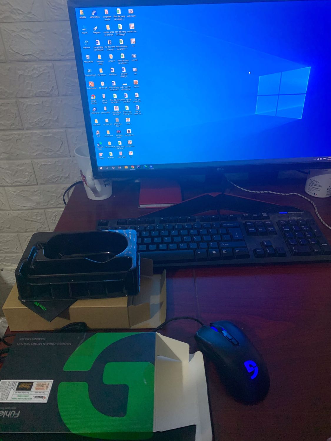 Tại sao chuột mà tôi mua về lại không dùng được, cắm sáng điện nhưng không di chuyển được thử các kiểu rồi, tin tưởng mà mang bực vào người. Đề nghị tiki xem giải quyết đổi lại cho tôi không thì trả hàng hoàn tiền