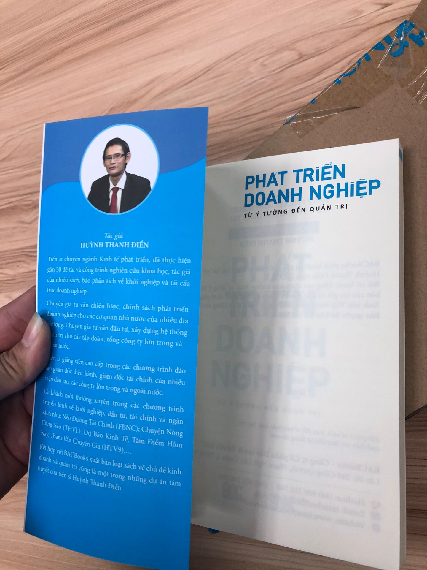 Recommend các bạn nên mua.
Sách cực kì hữu ích cho các bạn trẻ đang có dự định muốn khởi nghiệp. Tác giả viết cực kì chi tiết, mang năng lượng tích cực đến người đọc. 
Tiki giao hàng cực nhanh, bìa sách đẹp, chất lượng, hình ảnh rõ nét. Tác giả viết vô cùng thực tế với hiện tại, nhiều thông tin chia sẽ hữu ích dành cho mình trong quá trình trang bị hành trang khởi nghiệp. Mình sẽ tiếp tục ủng hộ tác giả trong những tác phẩm tiếp theo.