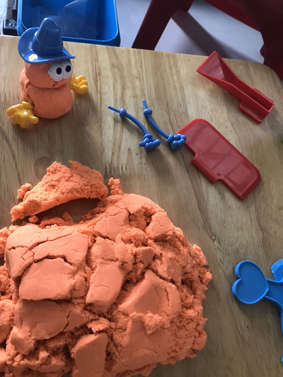 Sp như mô tả, k dính tay, k ra màu. Nhưng màu cam k thích lắm.