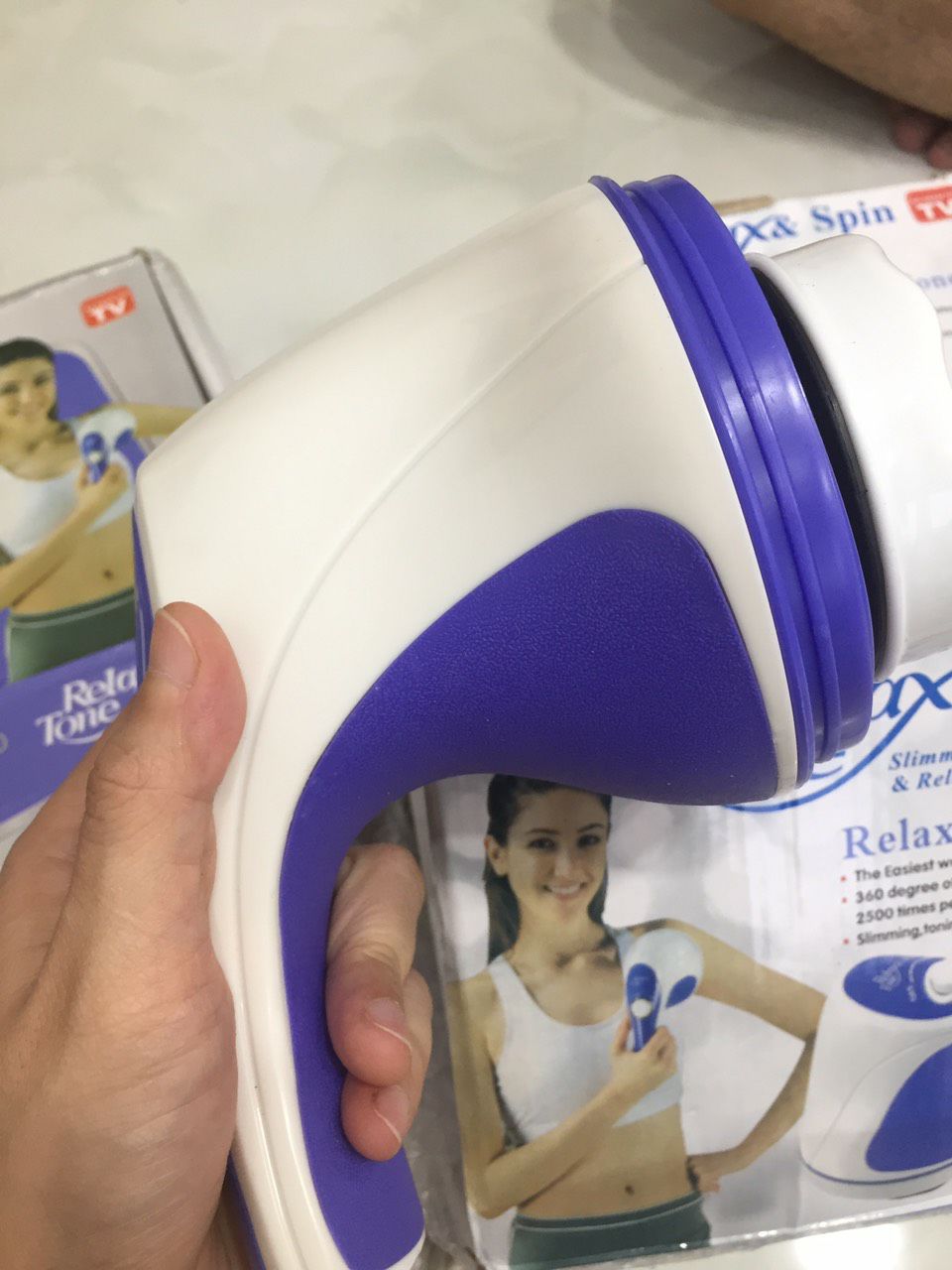 Mua 3 máy mà 2 máy ok còn 1 máy khác hẳn 2 cái còn lại, chất liệu hay độ quay, lực quay của nó cũng dỏm và yếu hơn rất nhiều. Khui chiếc máy đó ra thì bên trong hộp cũ xì mốc meo, còn nổi mốc lên 1 trong các mặt của bàn quay, chán cực kì, mua tặng cho mẹ mà chất lượng thế này đây.