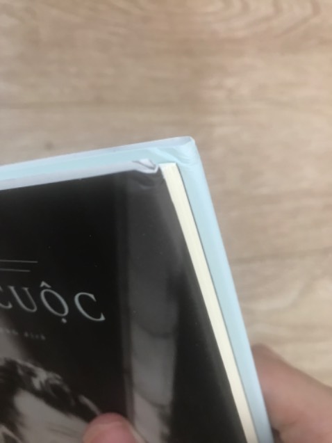 Hơi thất vọng với Tiki một xíu vì cuốn này mình mua không hề rẻ, là bìa cứng nhưng lại bị móp ở góc, sách bìa cứng nhưng khi đóng gói Tiki không hề bọc cho mình:((