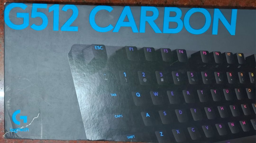 Gõ êm, mướt, hơi nặng khi cần di chuyển. Kết nối là 2 đầu Type A, bất tiện với máy có ít cổng kết nối Type A