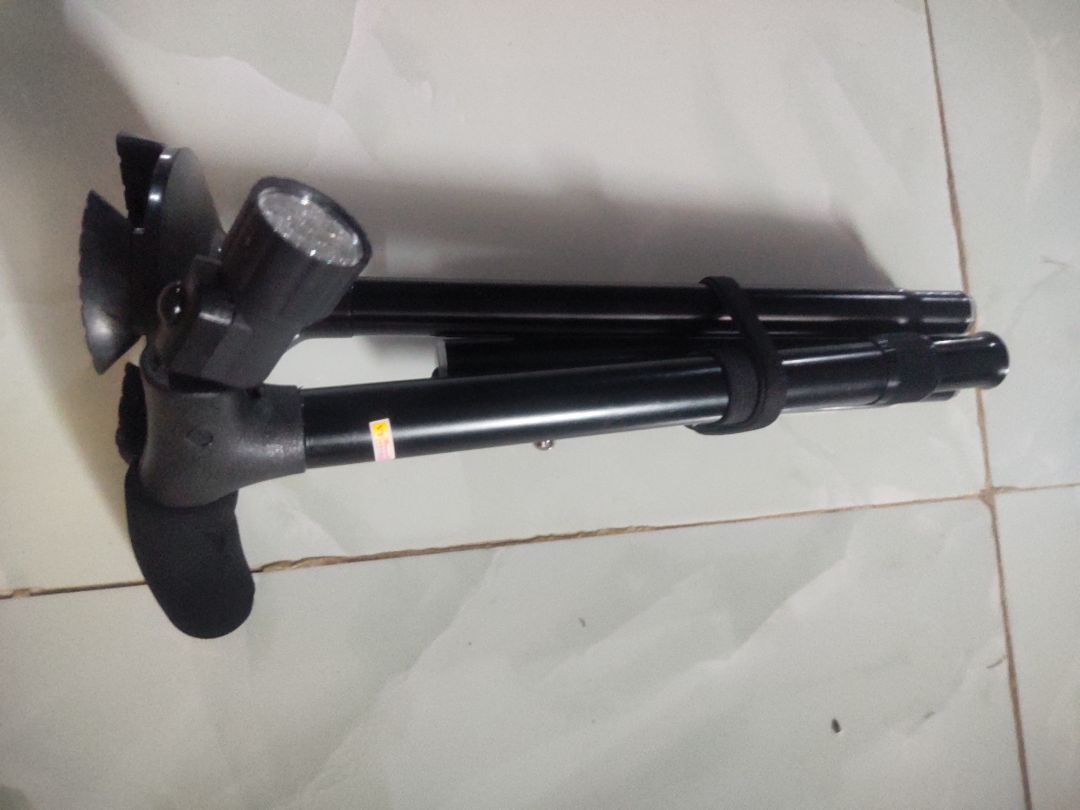 về mẫu mã thì giống như hình shop đăng luôn,đèn hoạt động bình thường mới về mn tháo miếng cách pin ra thì đèn mới sáng nhé, gậy nhìn chung chắc chắc
còn độ bền thì chưa biết vì mới mua, mong là sẽ bền và ổn do mình mua cho nội mình.