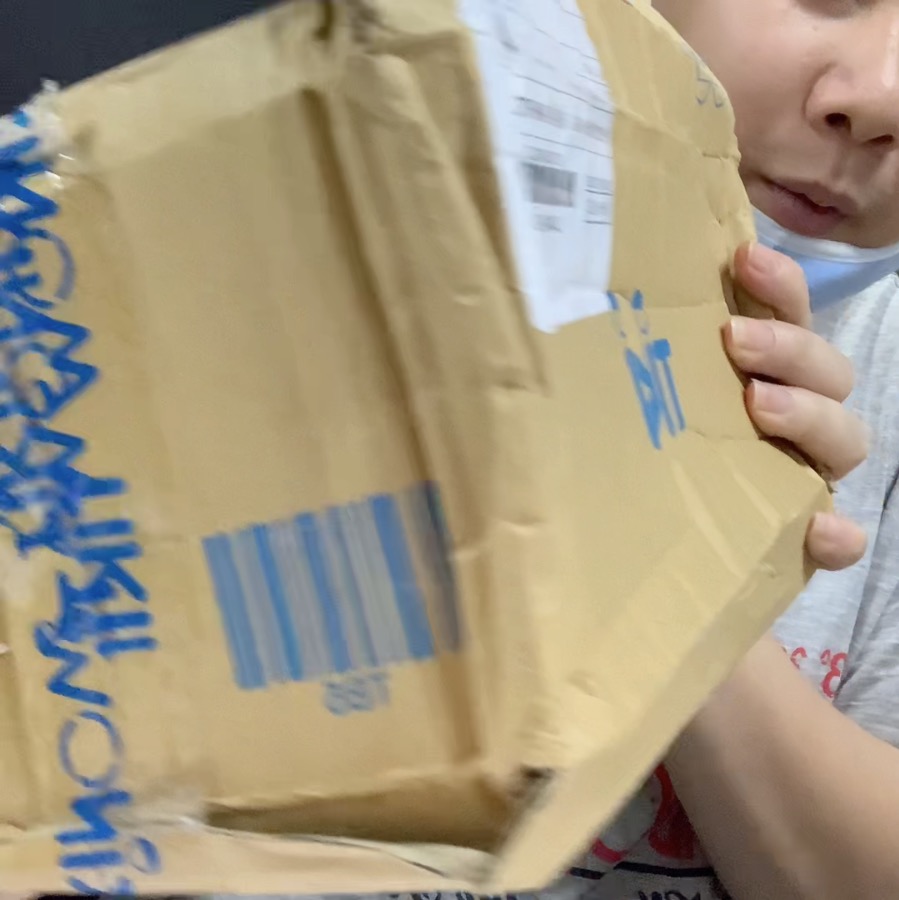 Hôm qua mình có đặt một đơn hàng của Tiki gồm 8 cuốn sách và trong đó có bộ Tứ thư lãnh đạo rất dày. Mình để giao hàng tiêu chuẩn thứ 2 nhận nhưng hôm nay đã nhận được nhưng không thể chấp nhận được với kiểu đóng gói sách khi giao cho mình. Nét hết cả 8 cuốn vào một hộp. Nhìn như Hàng ký gửi đi máy bay bị ném quăng quật vậy. May mà sách mình không có vấn đề gì.